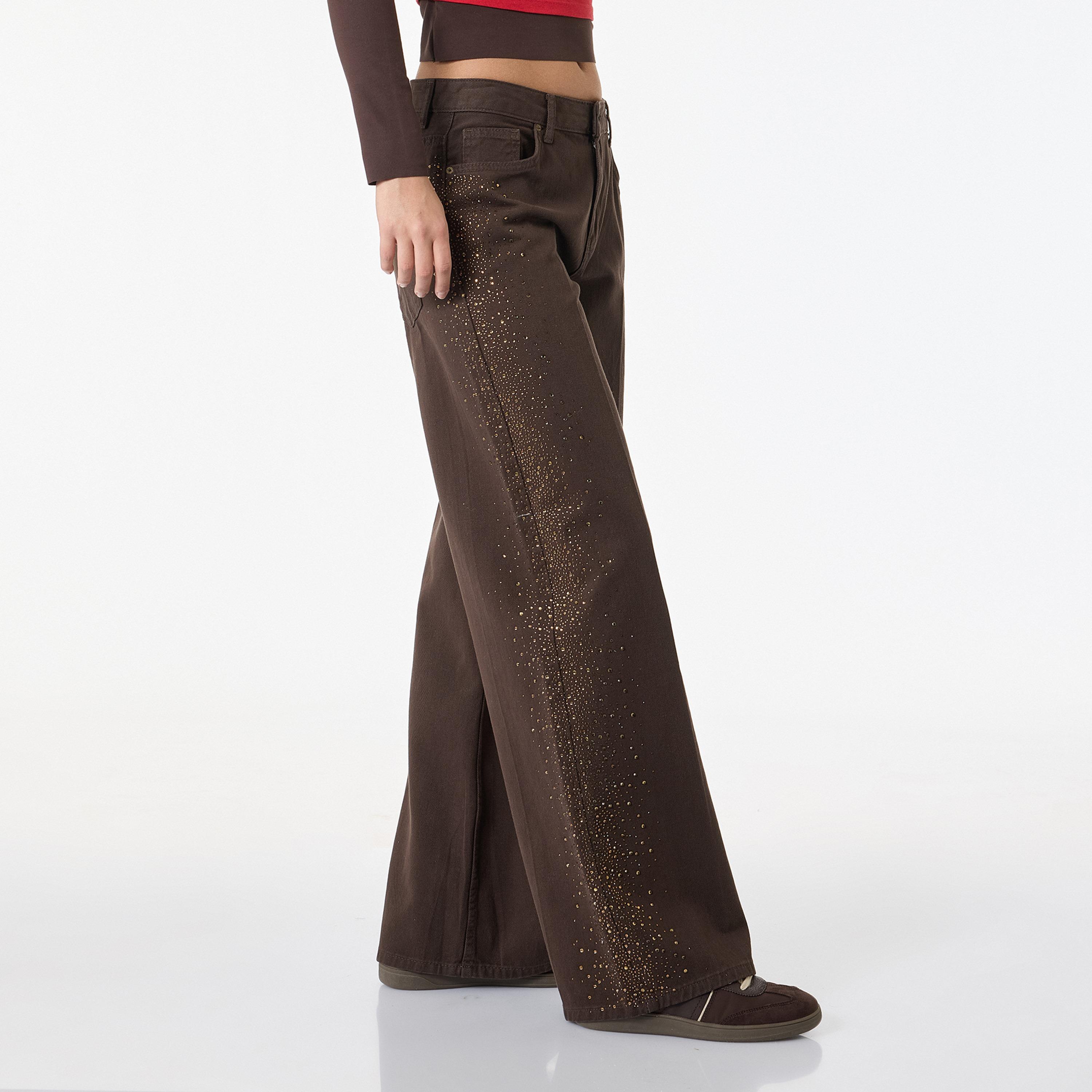 بنطلون جينز نسائي خصر متوسط قصة "ريجولار فت" وتفاصيل أحجار من كوتون-women-clothing-bottoms-jeans-image-3