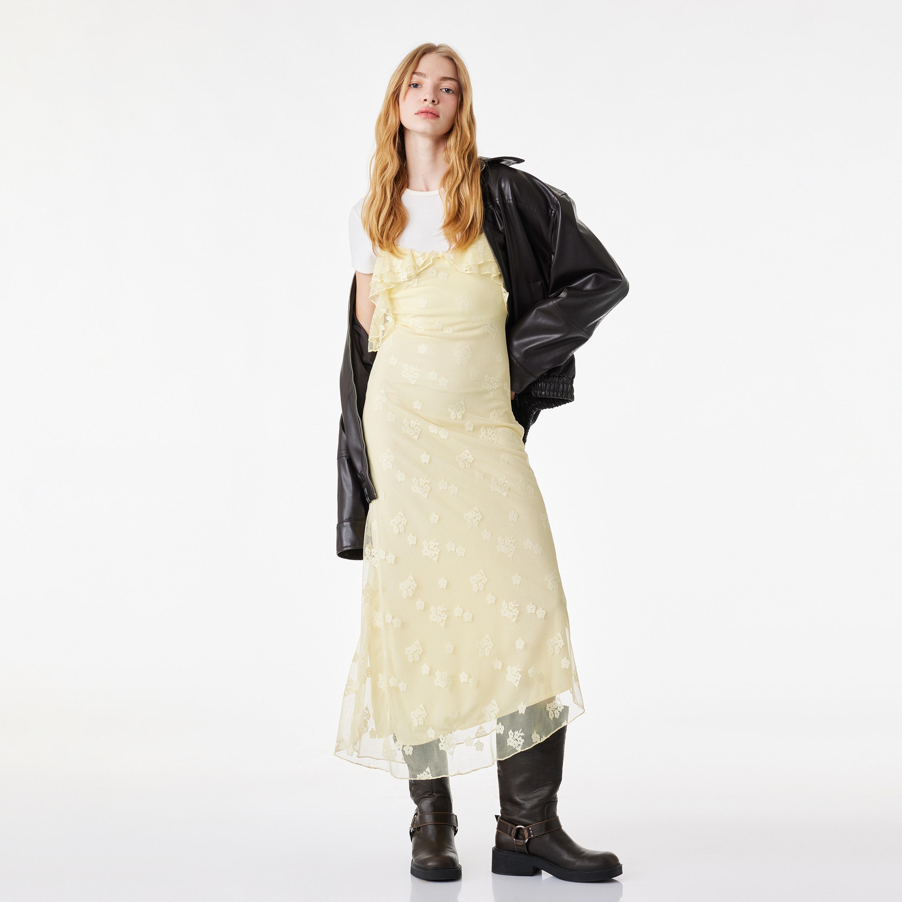 فستان سهرة ميدي نسائي بحمالات أكتاف وطبعة زهور صغيرة بلون أصفر من كوتون-women-clothing-dresses-image-3