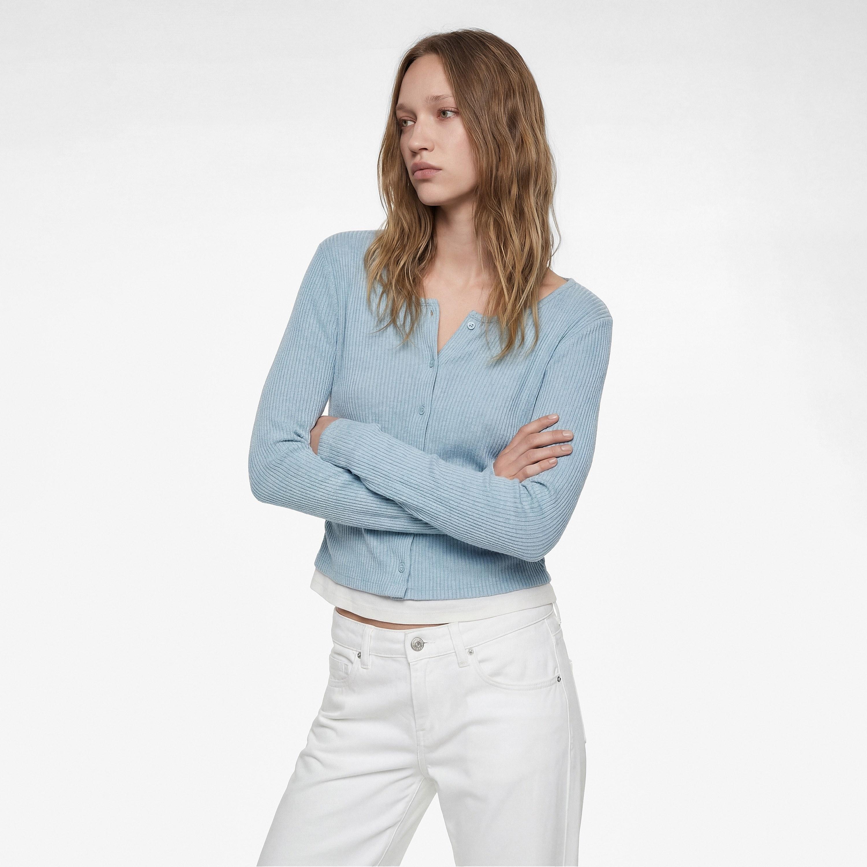 بلوزة نسائية من قماش بارز بلون أزرق من كوتون-women-clothing-shirtsandblouses-blouses-image-2