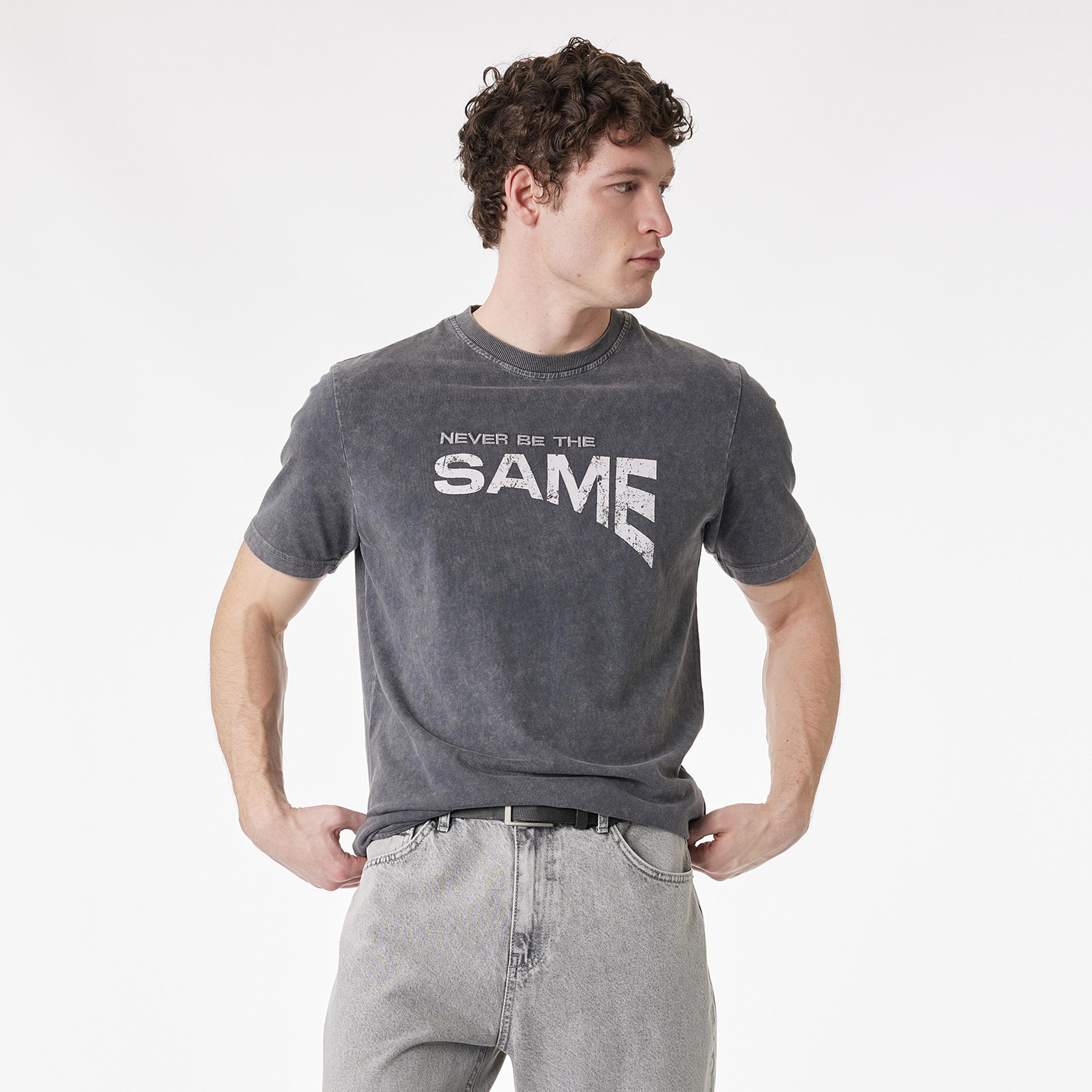 تيشيرت رجالي أكمام قصيرة بياقة مستديرة وتصميم "فينتج" مغسول بطبعة نصية من كوتون-men-clothing-tshirtsandpolos-tshirts-image-1