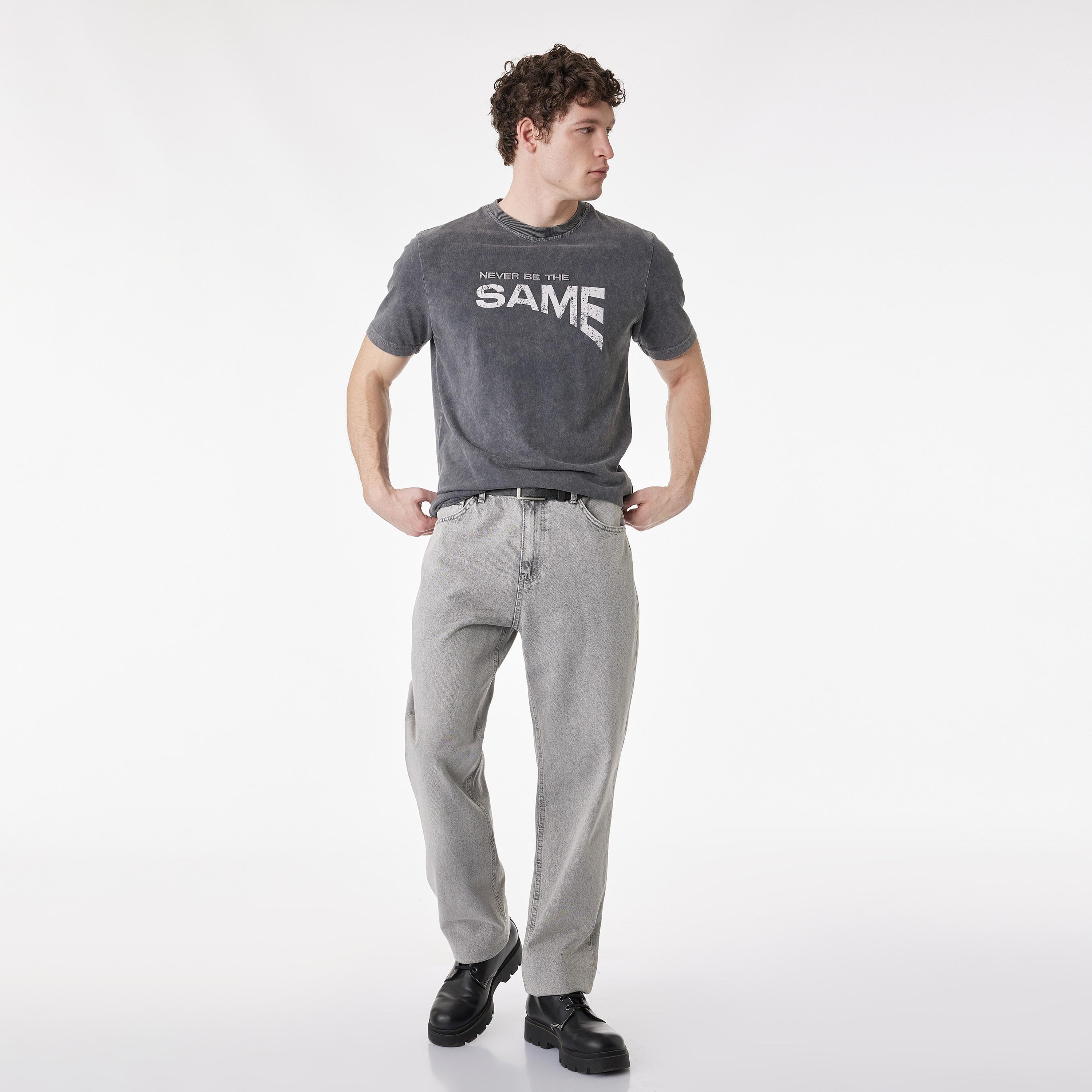 تيشيرت رجالي أكمام قصيرة بياقة مستديرة وتصميم "فينتج" مغسول بطبعة نصية من كوتون-men-clothing-tshirtsandpolos-tshirts-image-2