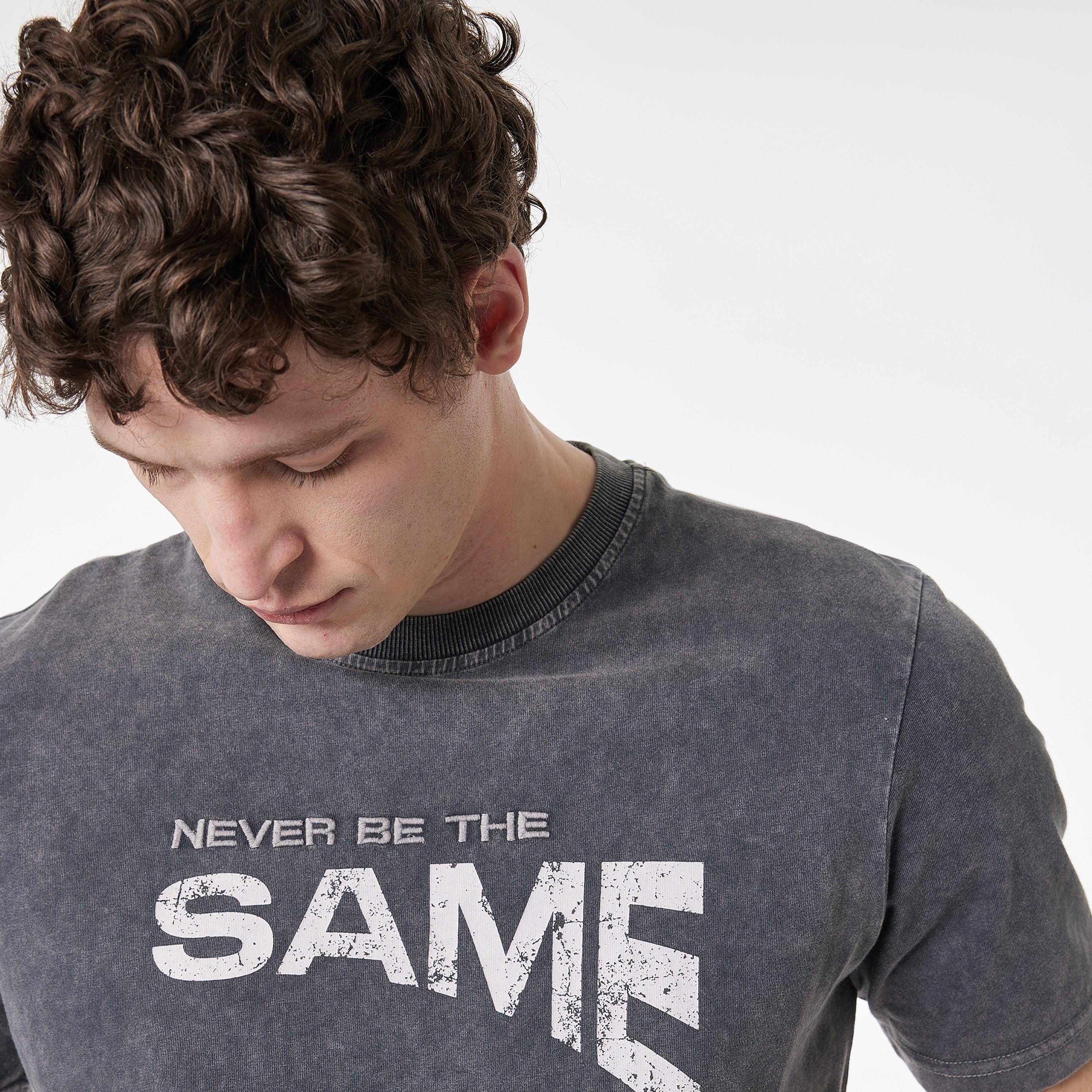 تيشيرت رجالي أكمام قصيرة بياقة مستديرة وتصميم "فينتج" مغسول بطبعة نصية من كوتون-men-clothing-tshirtsandpolos-tshirts-image-3