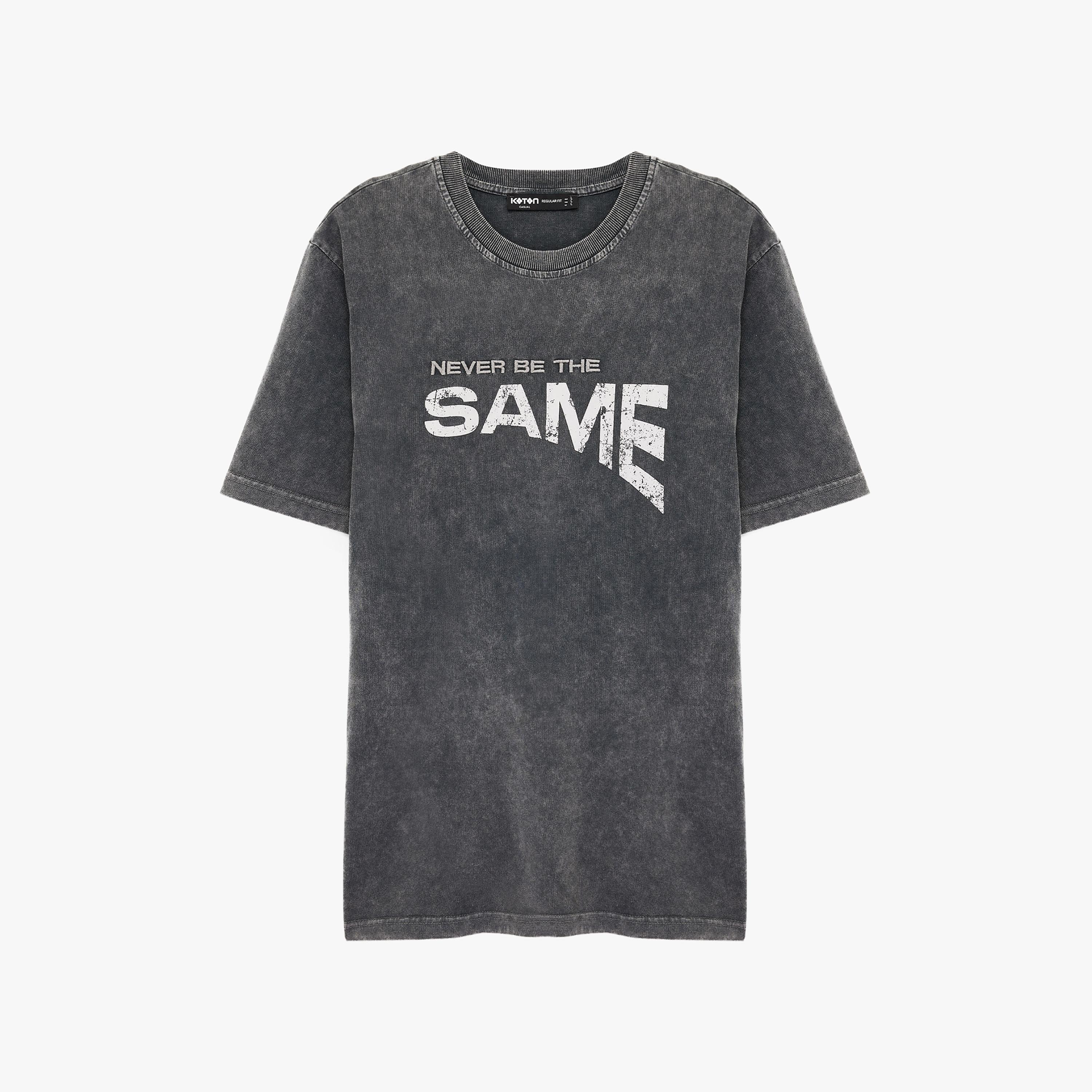 تيشيرت رجالي أكمام قصيرة بياقة مستديرة وتصميم "فينتج" مغسول بطبعة نصية من كوتون-men-clothing-tshirtsandpolos-tshirts-image-4