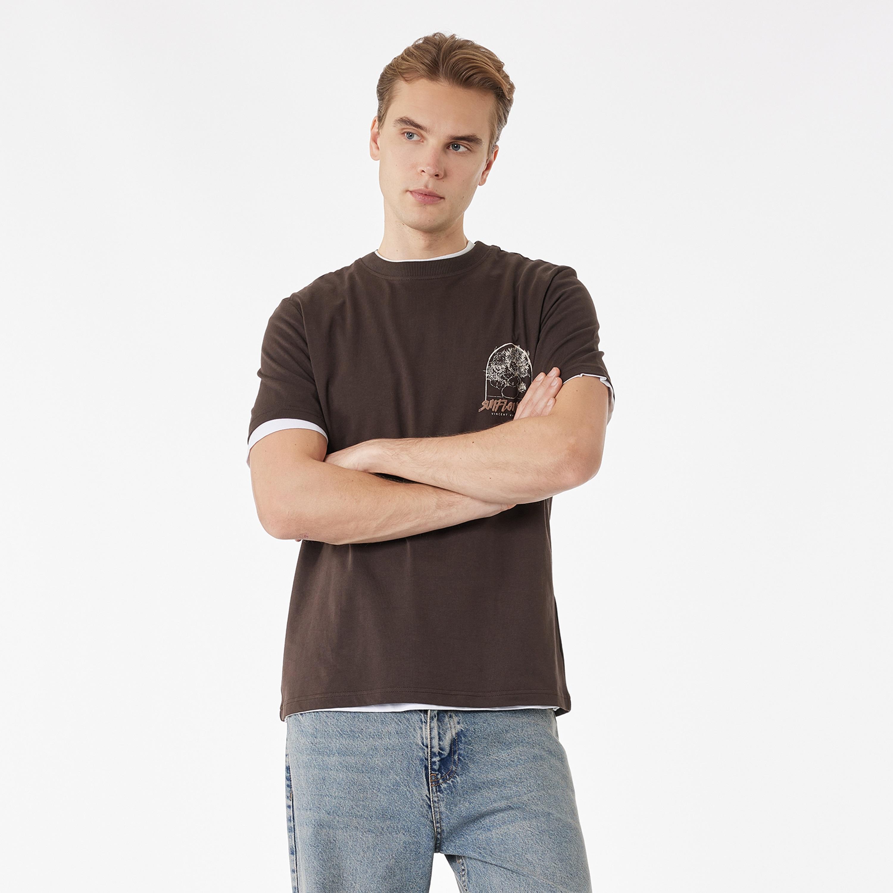 تيشيرت رجالي بأكمام قصيرة وياقة دائرية بطبعة زهور جرافيك من كوتون.-men-clothing-tshirtsandpolos-tshirts-image-1