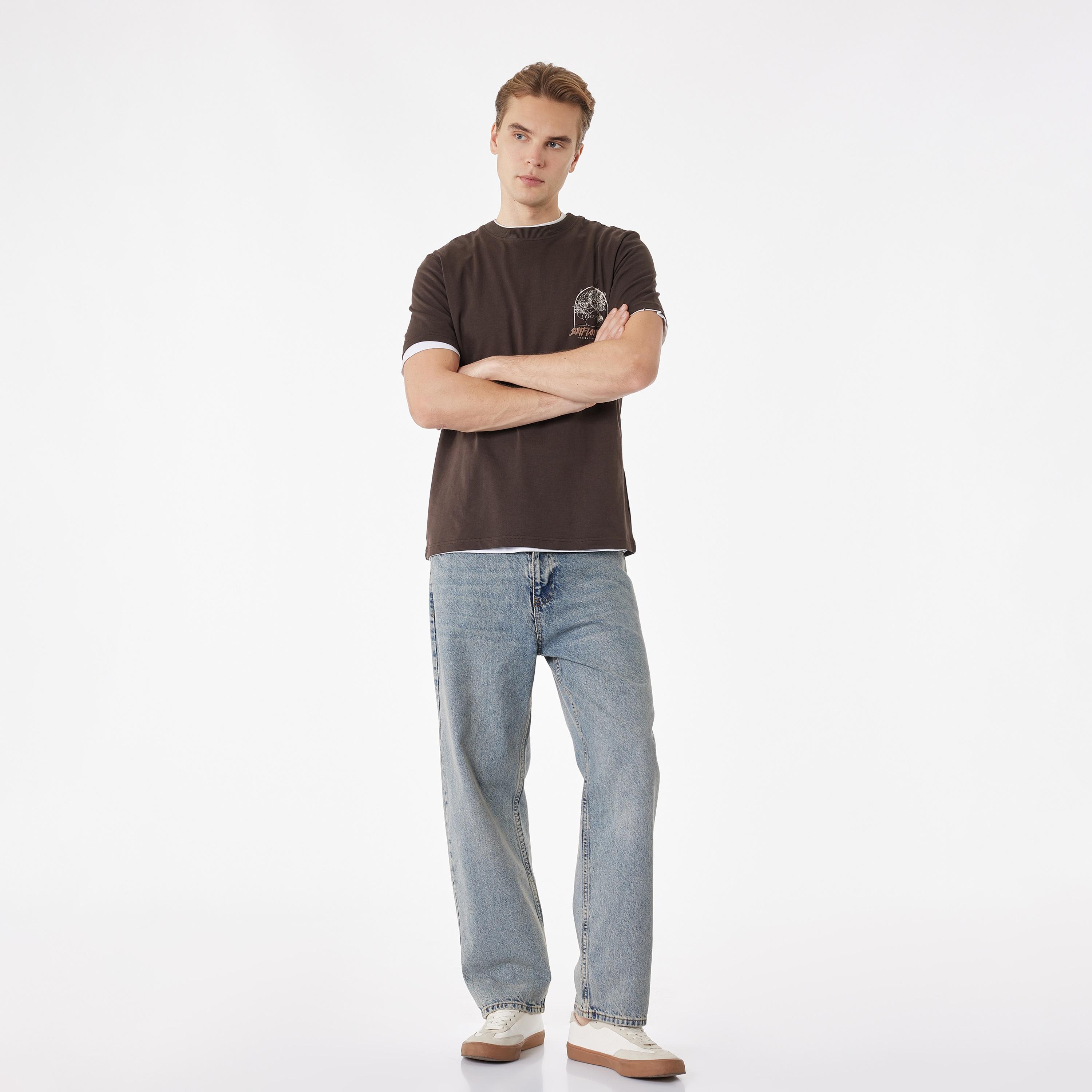 تيشيرت رجالي بأكمام قصيرة وياقة دائرية بطبعة زهور جرافيك من كوتون.-men-clothing-tshirtsandpolos-tshirts-image-2
