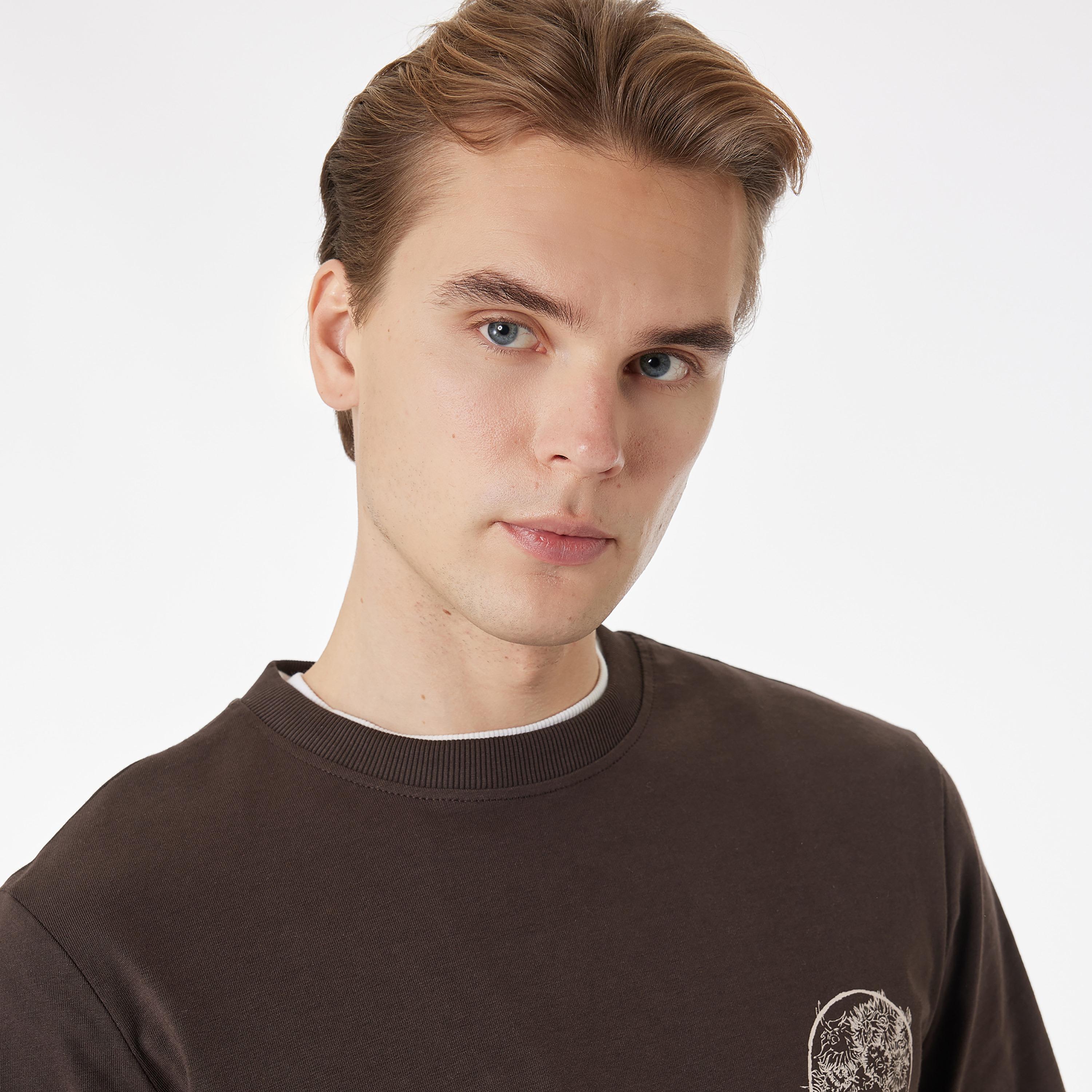 تيشيرت رجالي بأكمام قصيرة وياقة دائرية بطبعة زهور جرافيك من كوتون.-men-clothing-tshirtsandpolos-tshirts-image-3