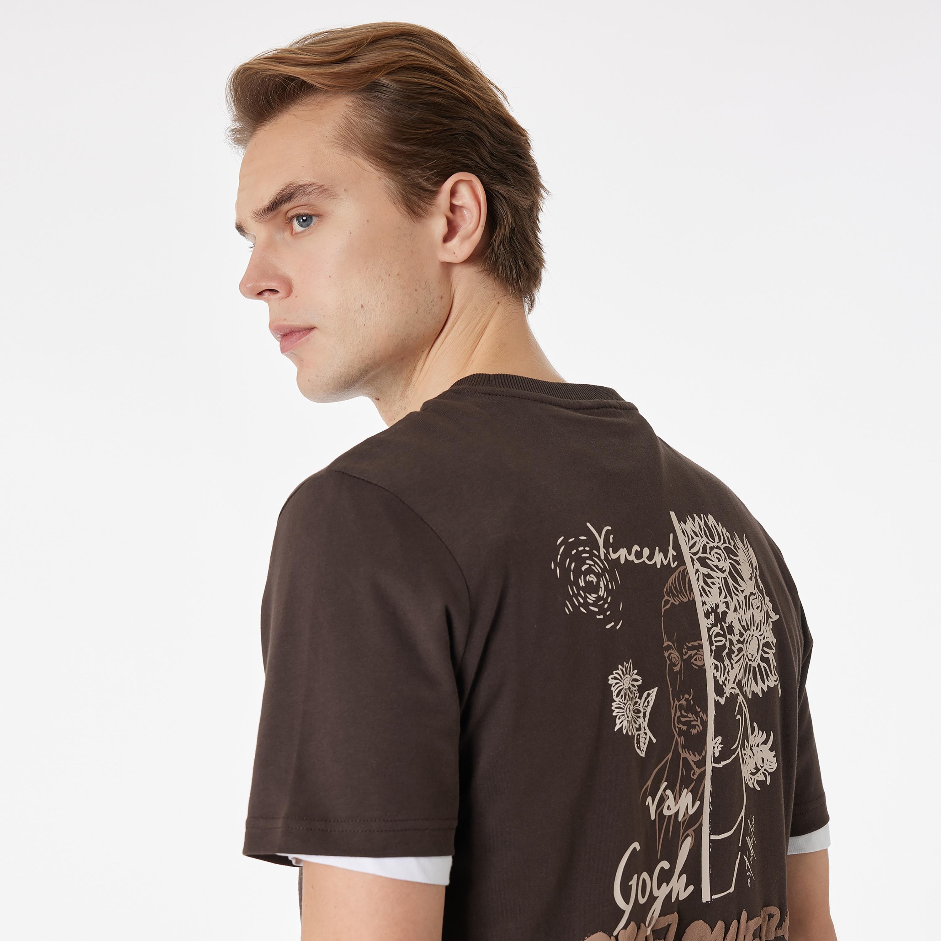 تيشيرت رجالي بأكمام قصيرة وياقة دائرية بطبعة زهور جرافيك من كوتون.-men-clothing-tshirtsandpolos-tshirts-image-4