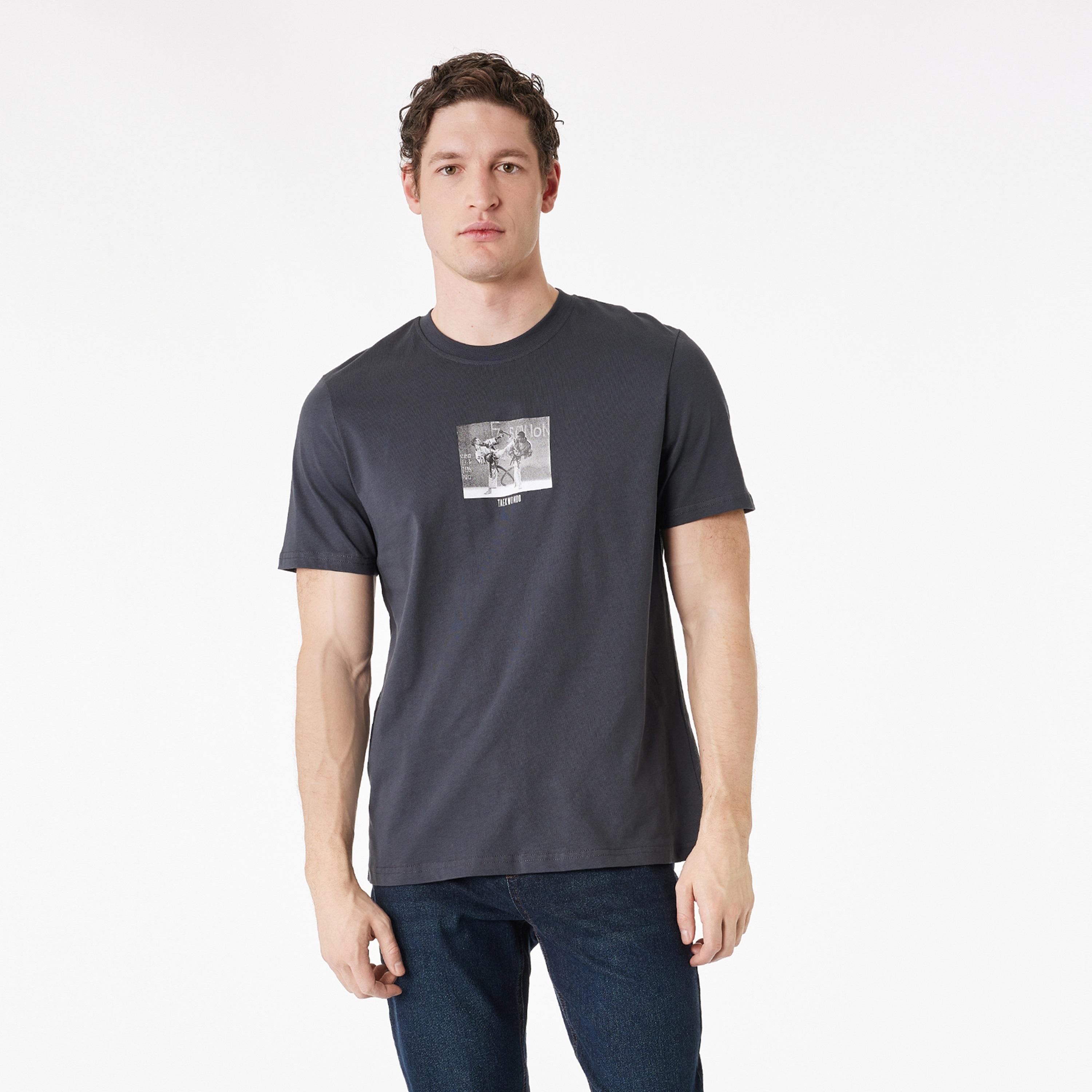 تيشيرت رجالي أكمام قصيرة بياقة مستديرة وطبعة "غرافيك" لصورة فوتوغرافية من كوتون-men-clothing-tshirtsandpolos-tshirts-image-1