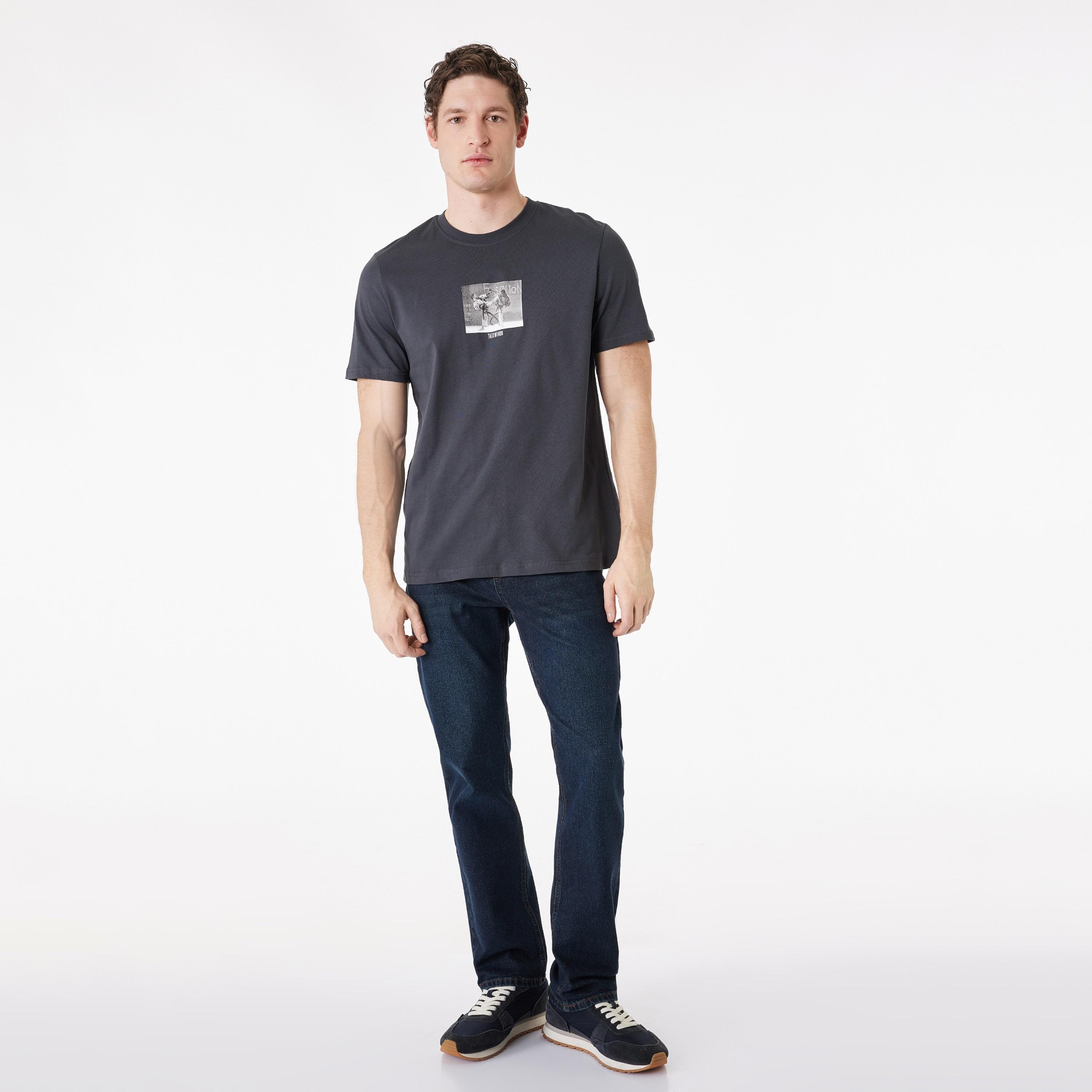 تيشيرت رجالي أكمام قصيرة بياقة مستديرة وطبعة "غرافيك" لصورة فوتوغرافية من كوتون-men-clothing-tshirtsandpolos-tshirts-image-2