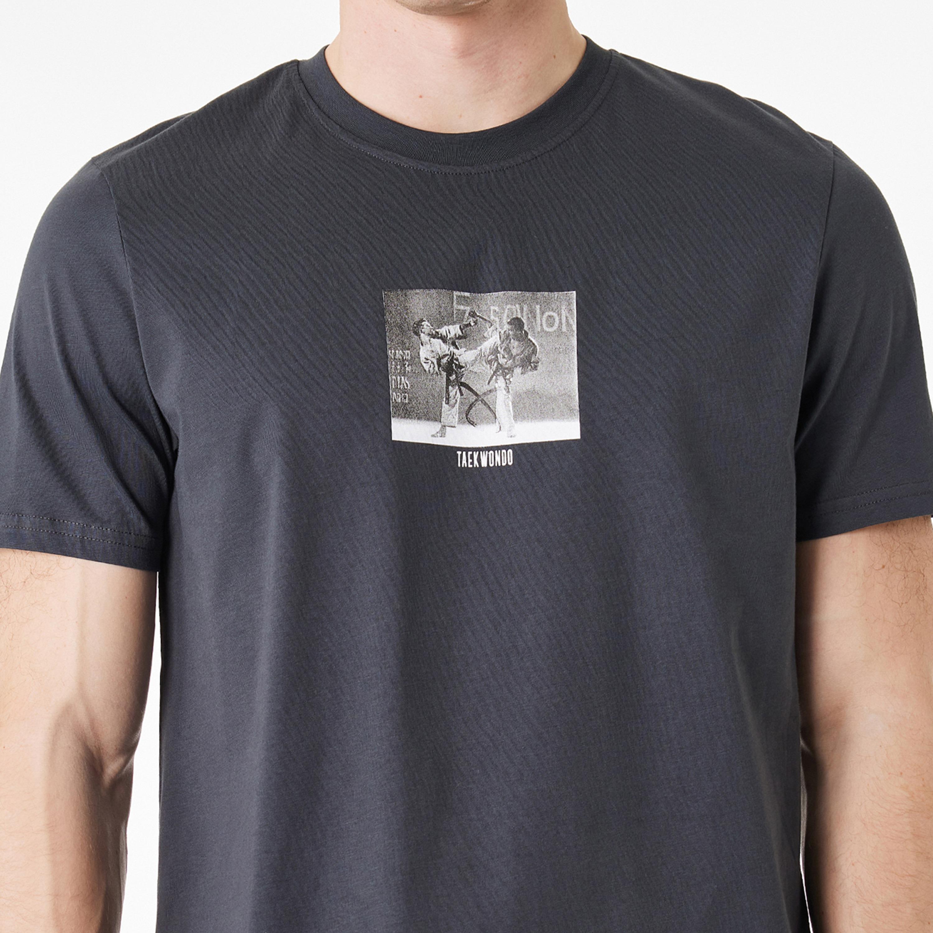 تيشيرت رجالي أكمام قصيرة بياقة مستديرة وطبعة "غرافيك" لصورة فوتوغرافية من كوتون-men-clothing-tshirtsandpolos-tshirts-image-3