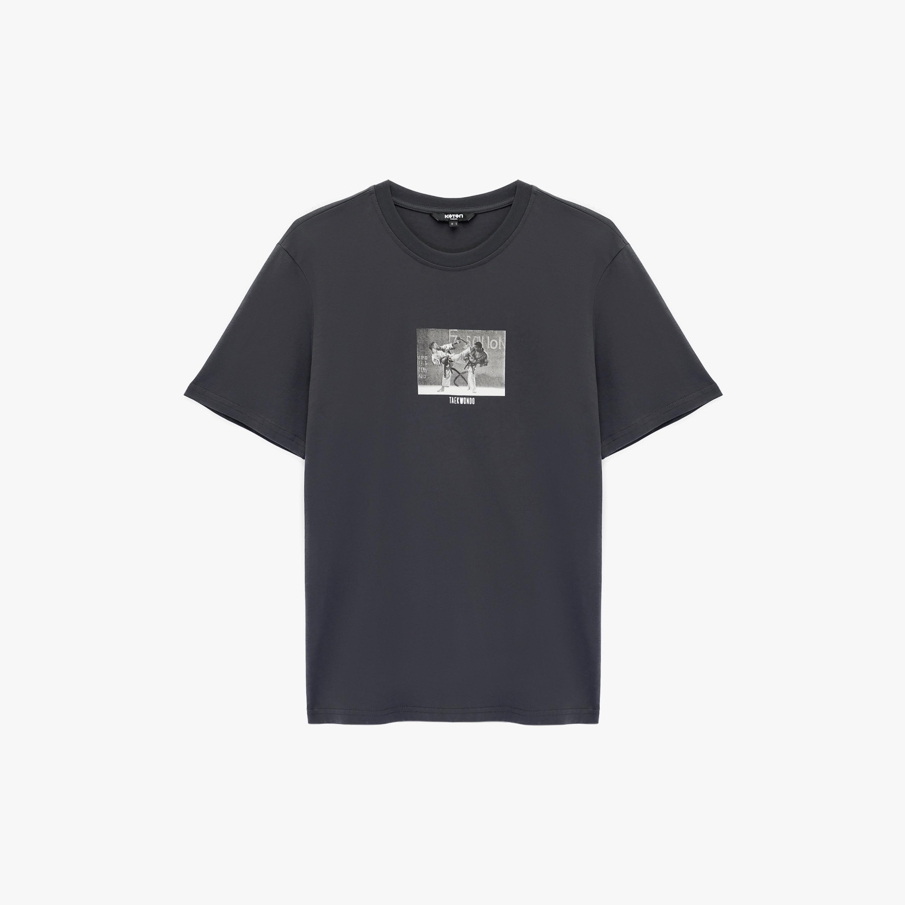 تيشيرت رجالي أكمام قصيرة بياقة مستديرة وطبعة "غرافيك" لصورة فوتوغرافية من كوتون-men-clothing-tshirtsandpolos-tshirts-image-4