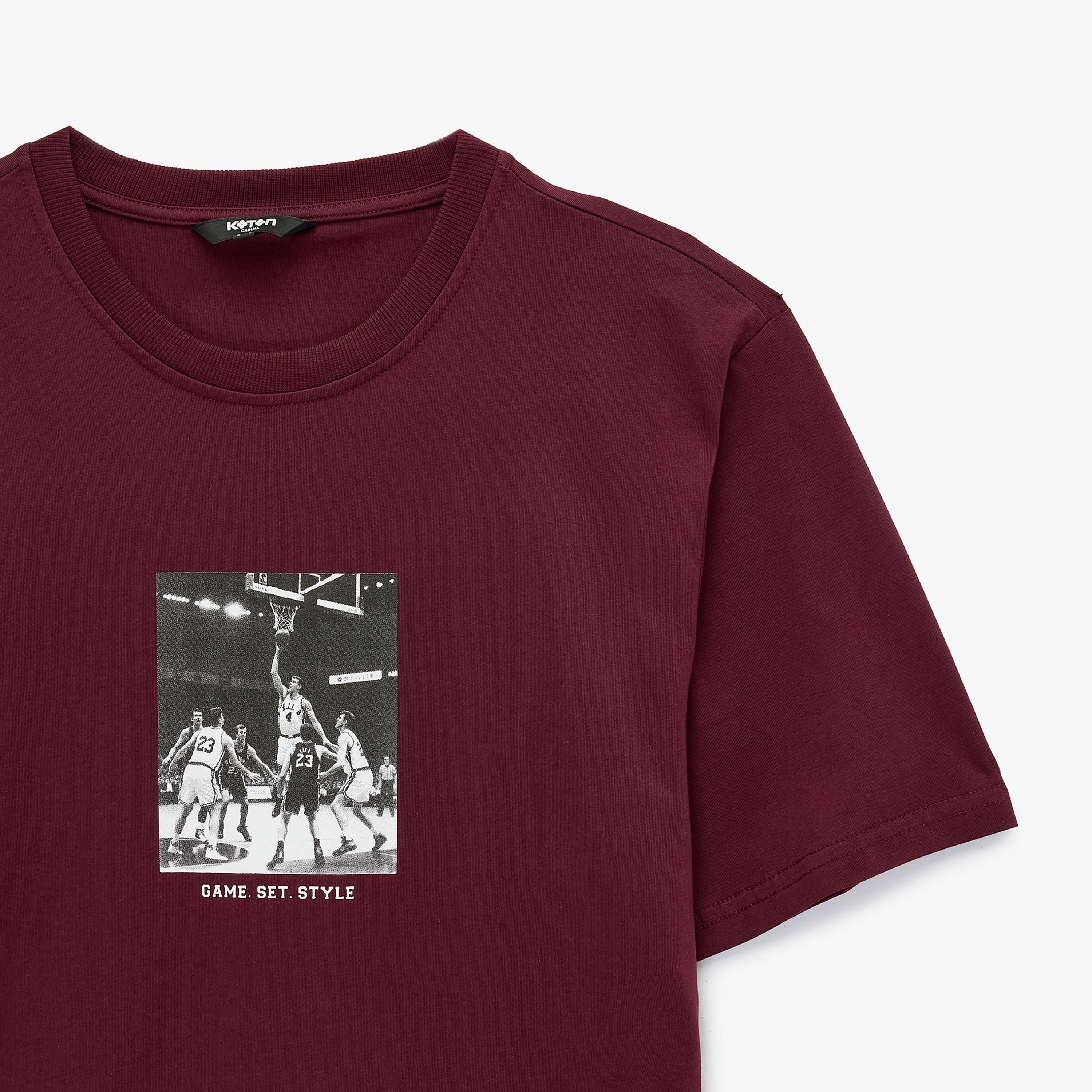 تيشيرت رجالي أكمام قصيرة بياقة مستديرة وطبعة "غرافيك" لصورة فوتوغرافية من كوتون-men-clothing-tshirtsandpolos-tshirts-image-5