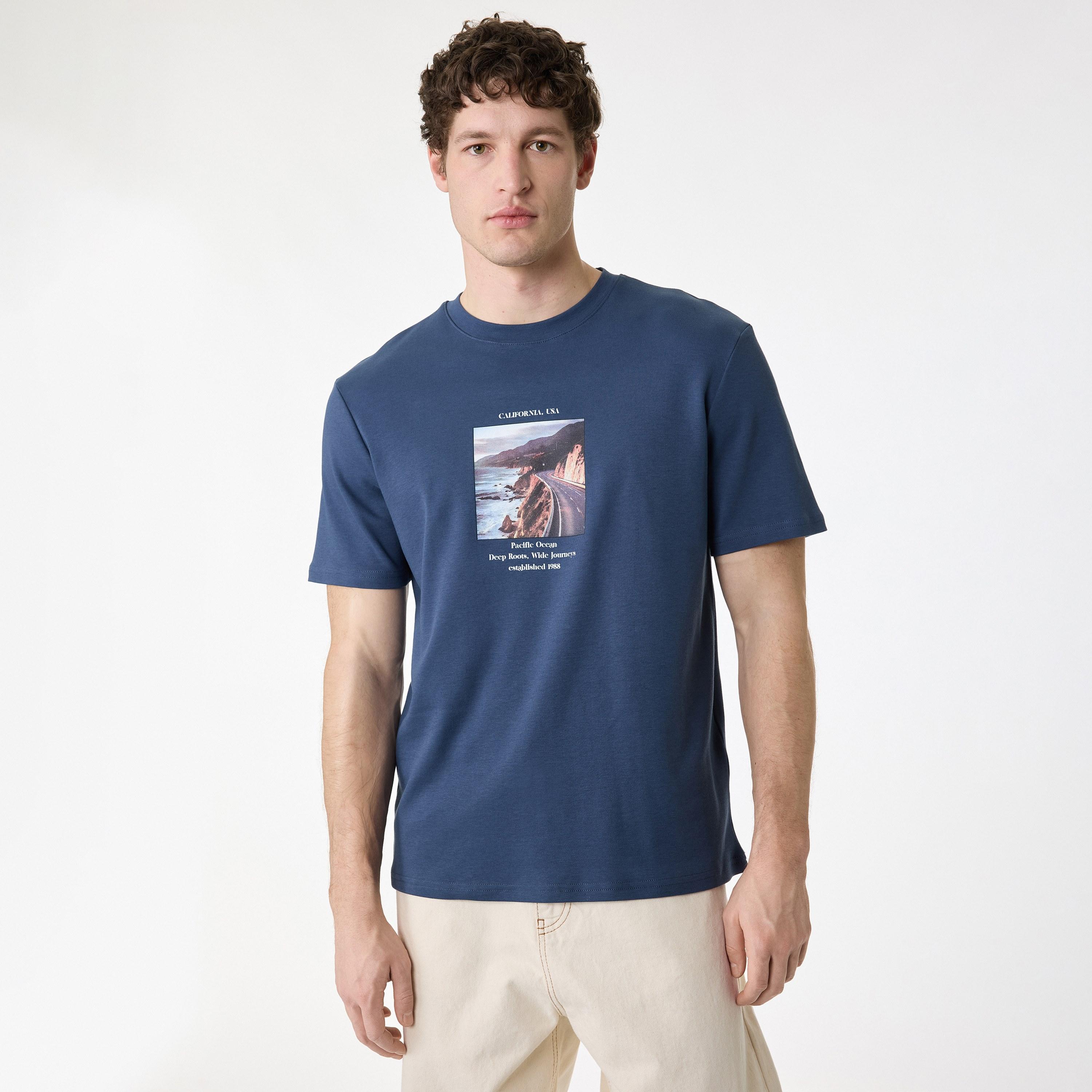 تيشيرت رجالي أكمام قصيرة بياقة مستديرة وطبعة "غرافيك" لمنظر طبيعي من كوتون-men-clothing-tshirtsandpolos-tshirts-image-1