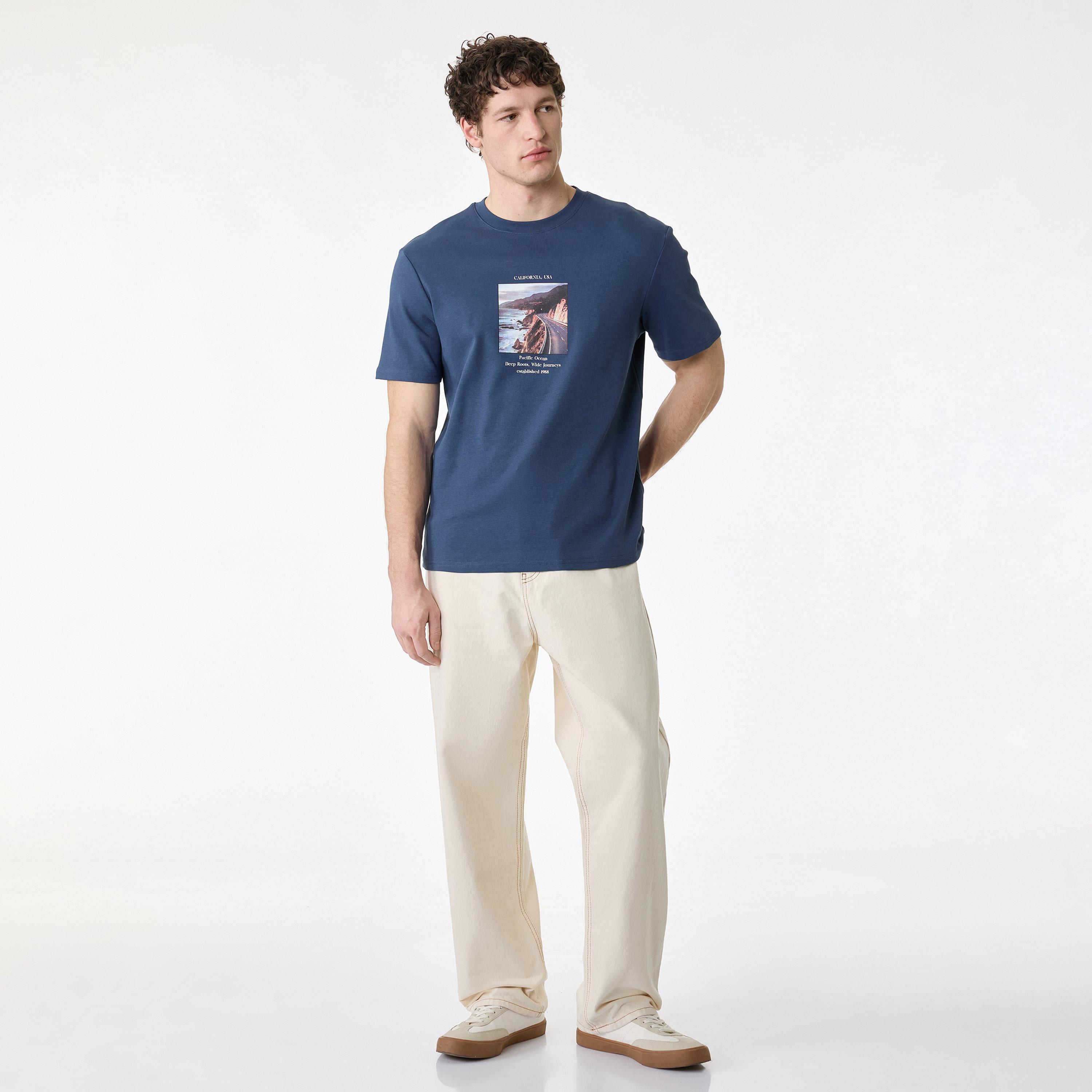 تيشيرت رجالي أكمام قصيرة بياقة مستديرة وطبعة "غرافيك" لمنظر طبيعي من كوتون-men-clothing-tshirtsandpolos-tshirts-image-2