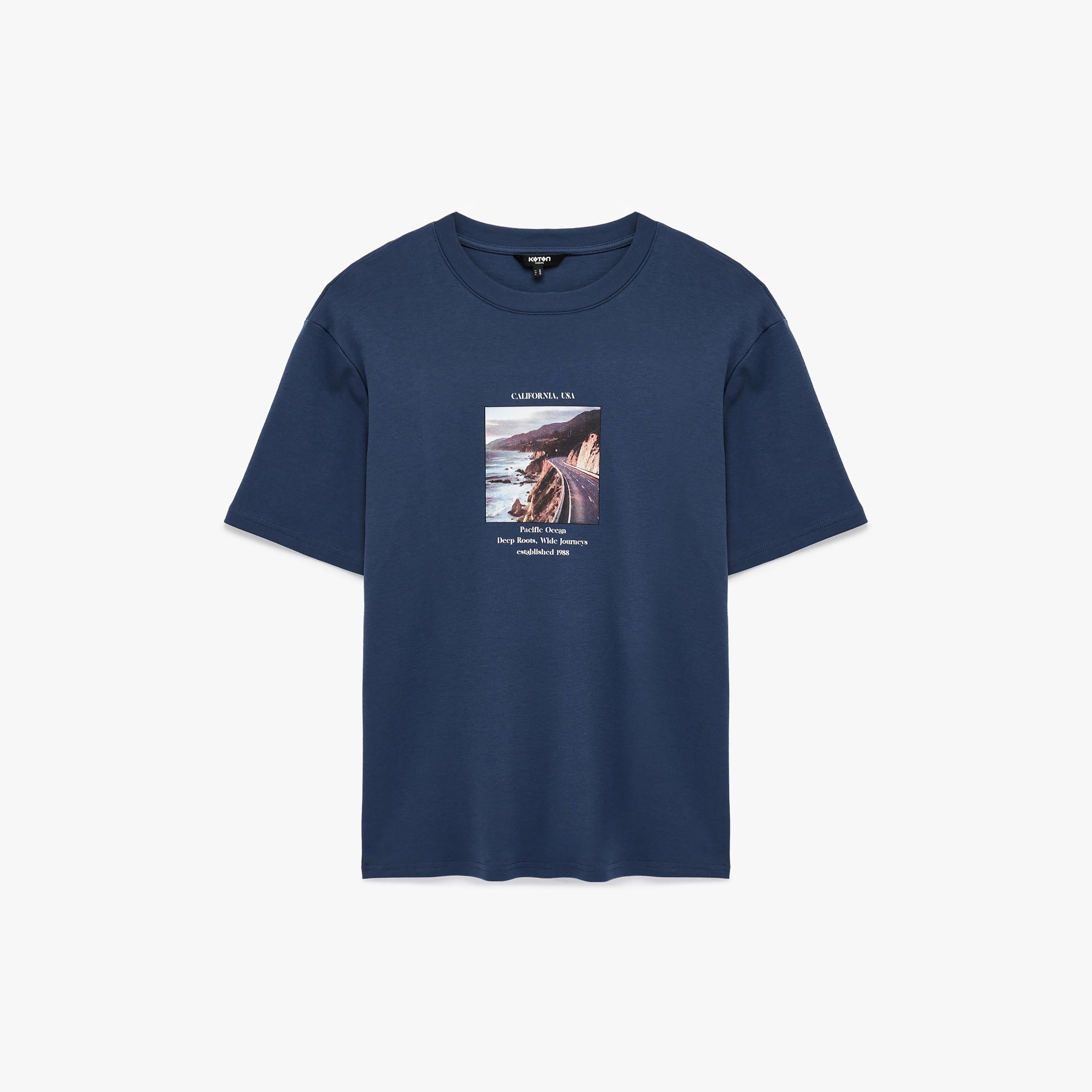 تيشيرت رجالي أكمام قصيرة بياقة مستديرة وطبعة "غرافيك" لمنظر طبيعي من كوتون-men-clothing-tshirtsandpolos-tshirts-image-3