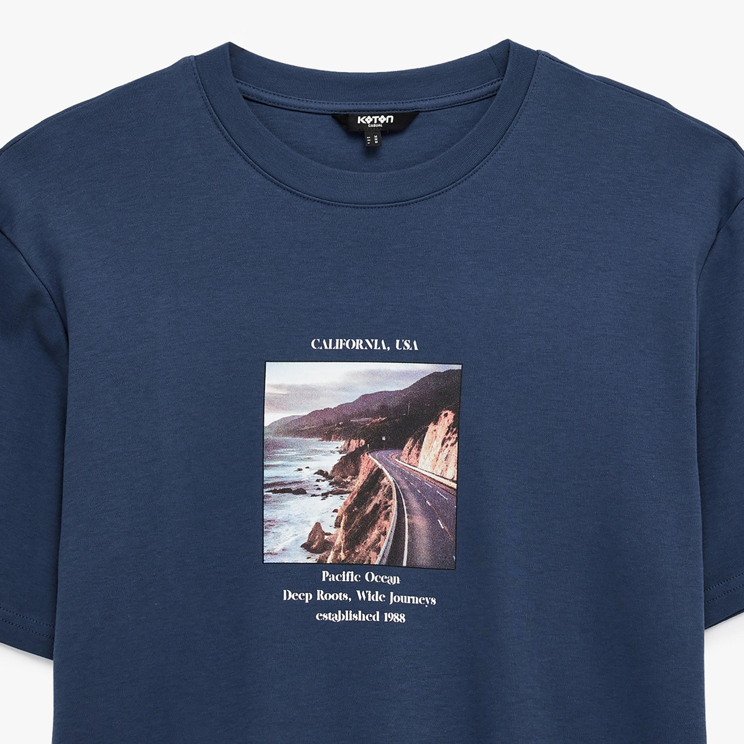 تيشيرت رجالي أكمام قصيرة بياقة مستديرة وطبعة "غرافيك" لمنظر طبيعي من كوتون-men-clothing-tshirtsandpolos-tshirts-image-5