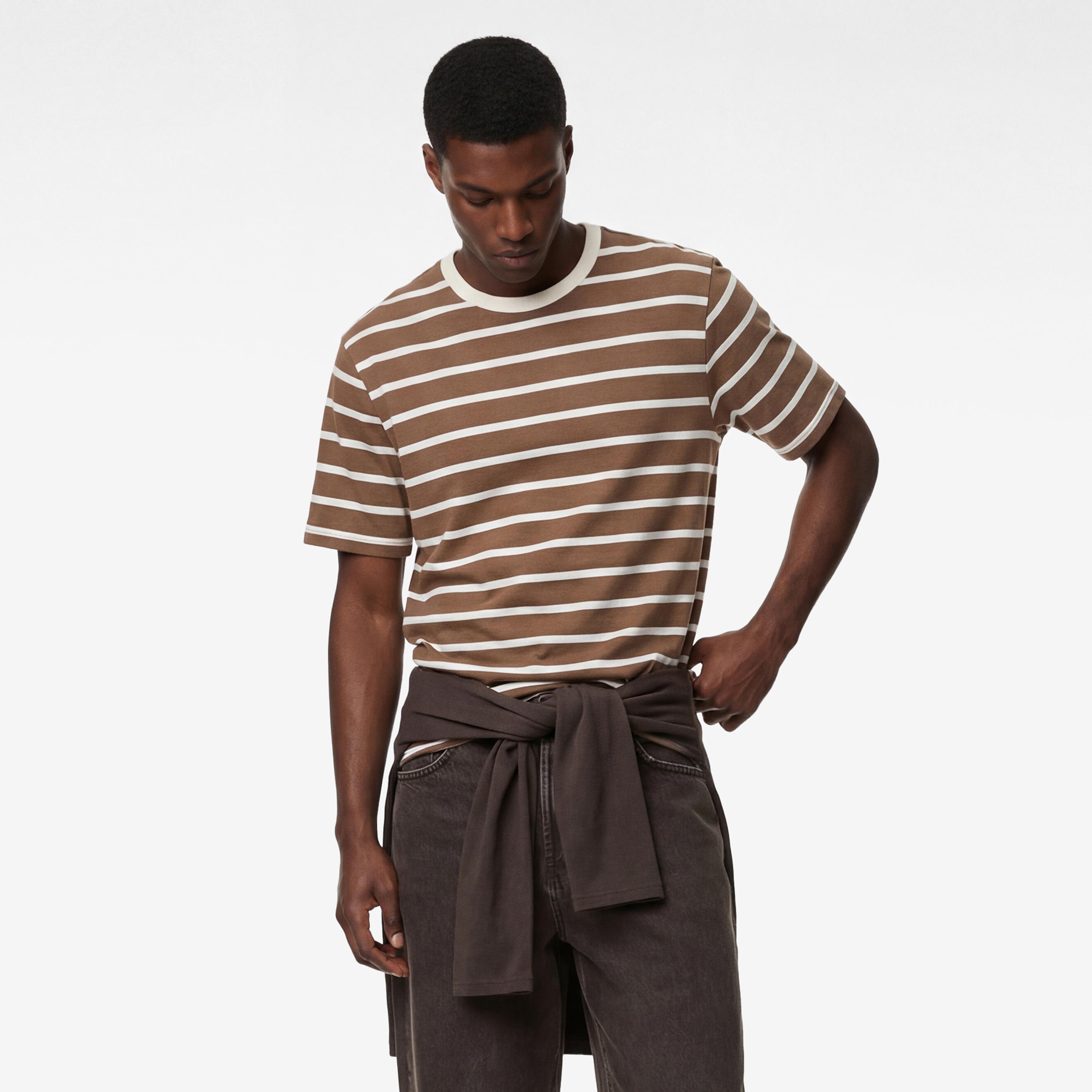 تيشيرت رجالي بأكمام قصيرة وياقة دائرية مخططة من كوتون.-men-clothing-tshirtsandpolos-tshirts-image-1