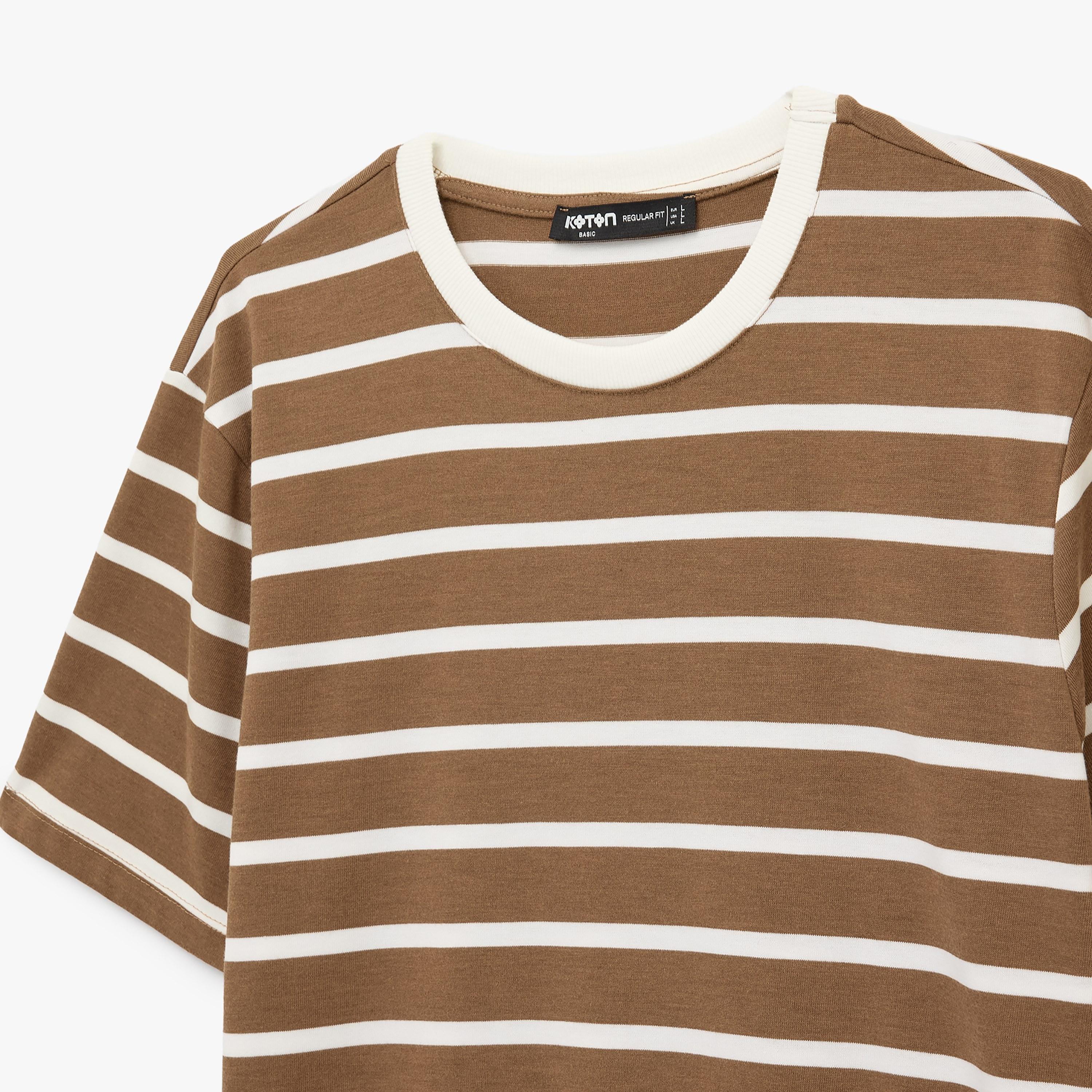 تيشيرت رجالي بأكمام قصيرة وياقة دائرية مخططة من كوتون.-men-clothing-tshirtsandpolos-tshirts-image-5