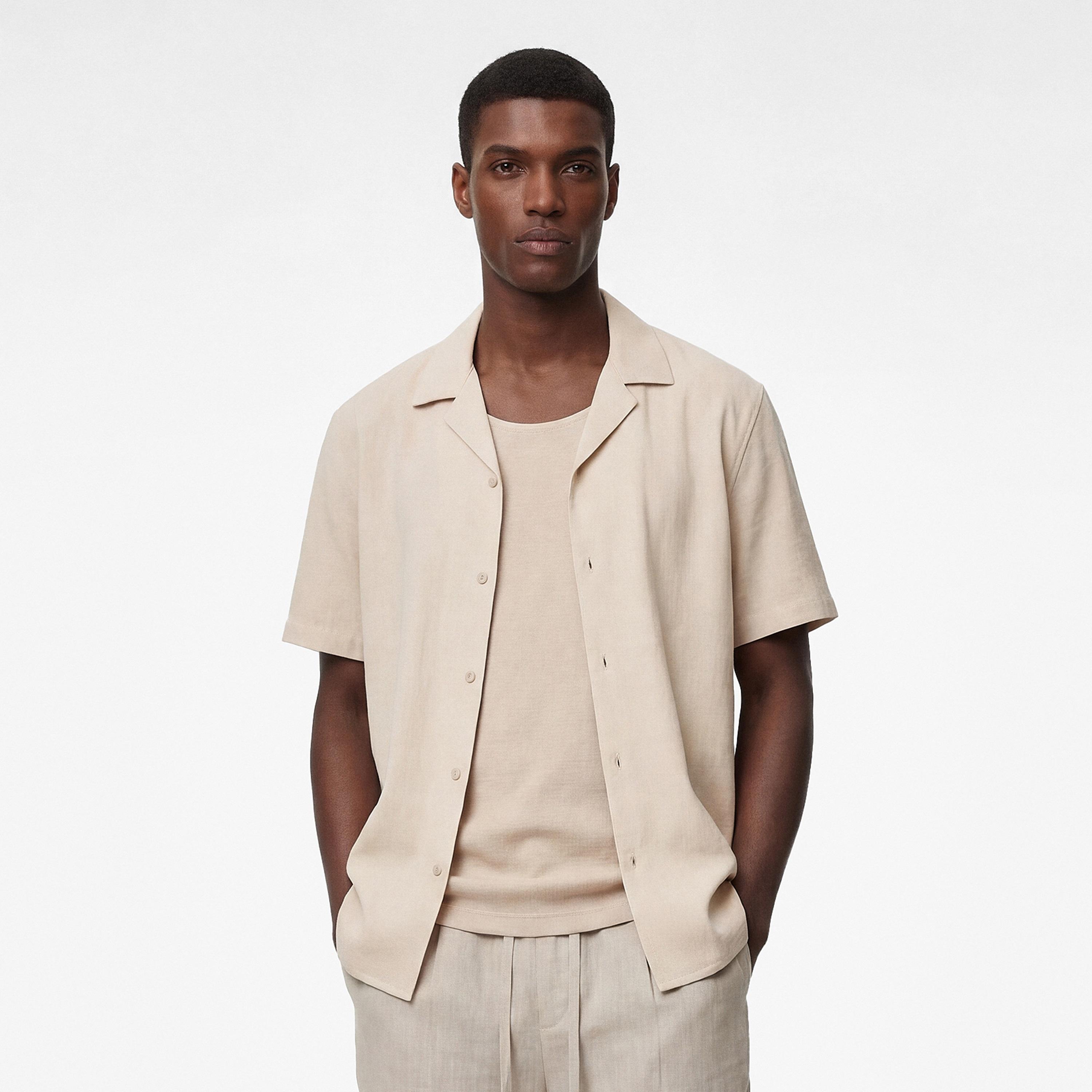 قميص رجالي أكمام قصيرة بقصة "ريجولار فيت" وياقة "ريزورت" وتصميم "كرينكلد" من كوتون-men-clothing-shirts-image-1