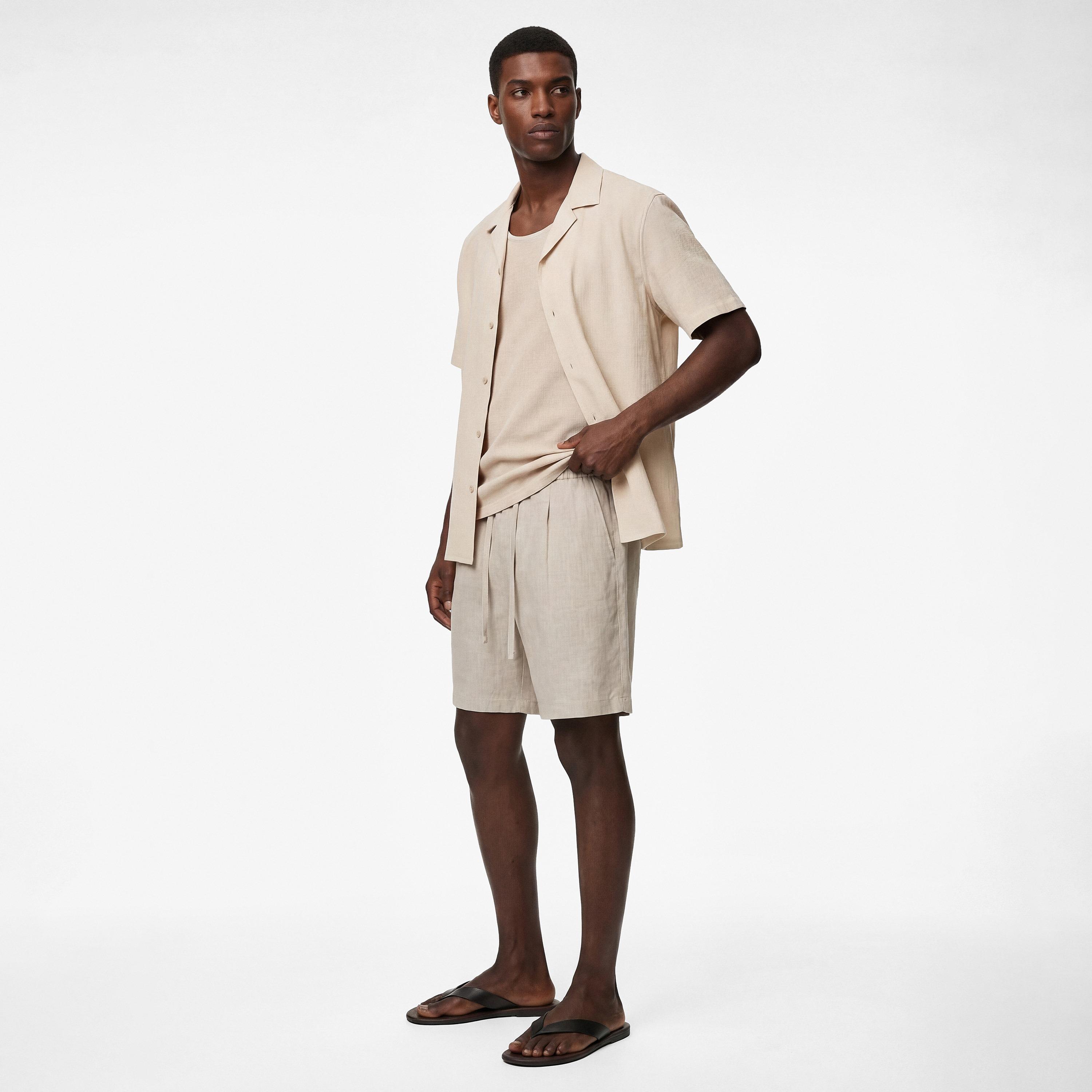 قميص رجالي أكمام قصيرة بقصة "ريجولار فيت" وياقة "ريزورت" وتصميم "كرينكلد" من كوتون-men-clothing-shirts-image-2
