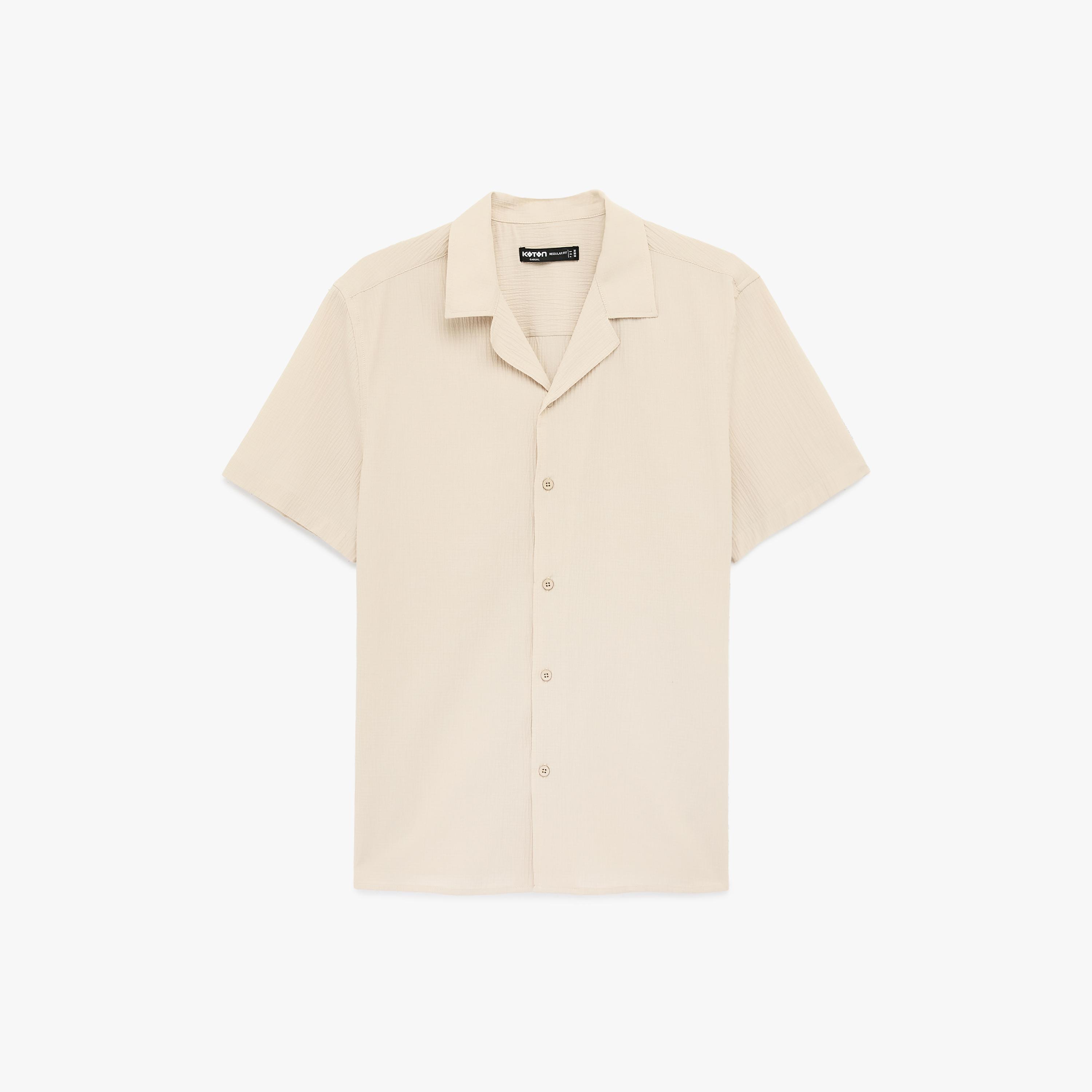 قميص رجالي أكمام قصيرة بقصة "ريجولار فيت" وياقة "ريزورت" وتصميم "كرينكلد" من كوتون-men-clothing-shirts-image-3