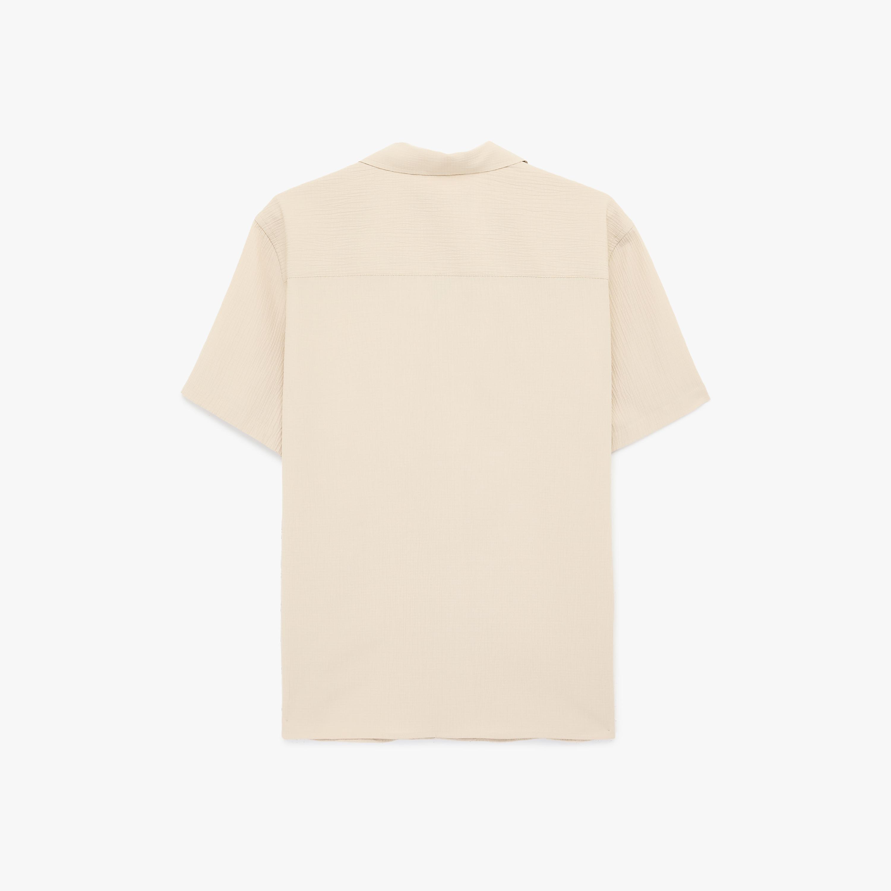 قميص رجالي أكمام قصيرة بقصة "ريجولار فيت" وياقة "ريزورت" وتصميم "كرينكلد" من كوتون-men-clothing-shirts-image-4