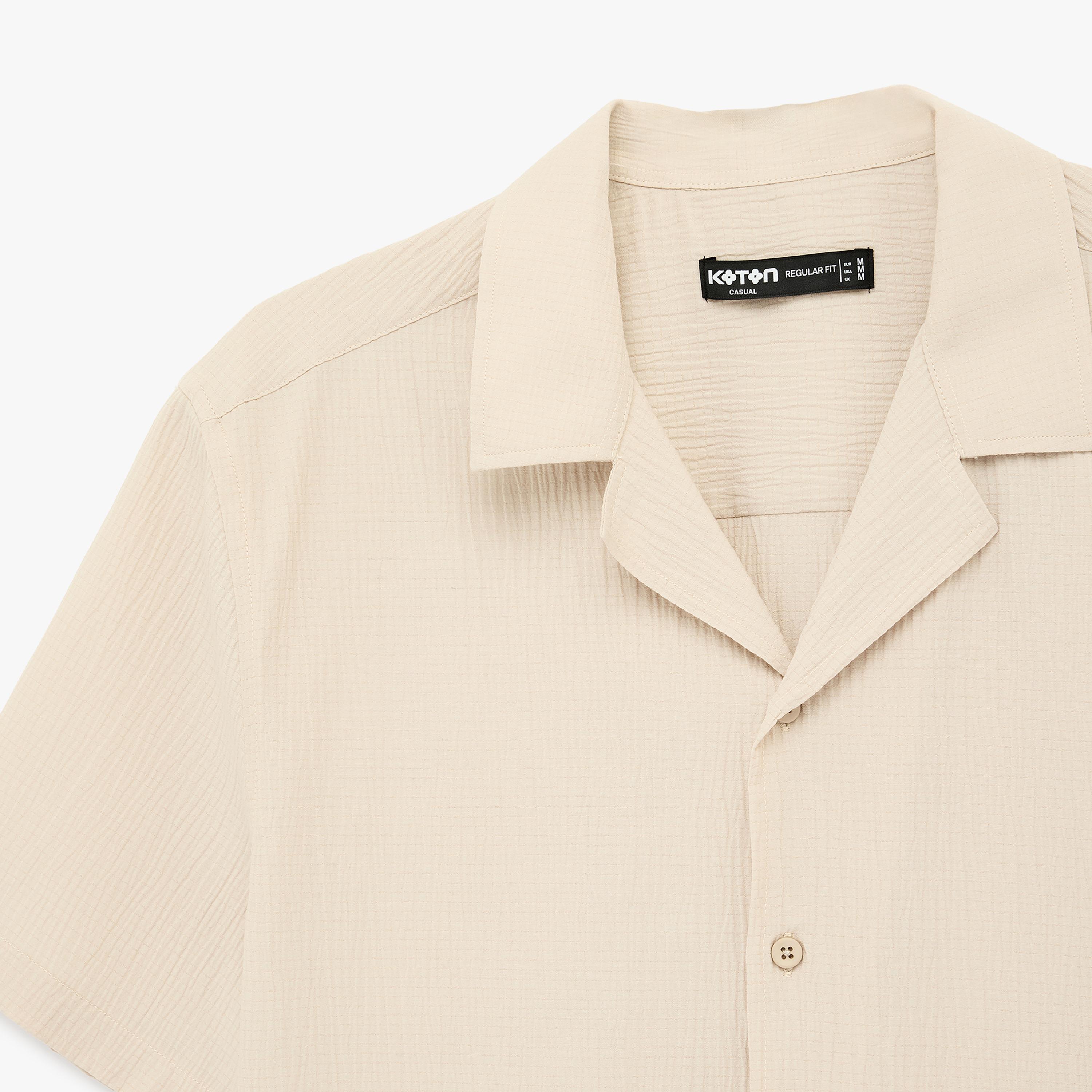 قميص رجالي أكمام قصيرة بقصة "ريجولار فيت" وياقة "ريزورت" وتصميم "كرينكلد" من كوتون-men-clothing-shirts-image-5