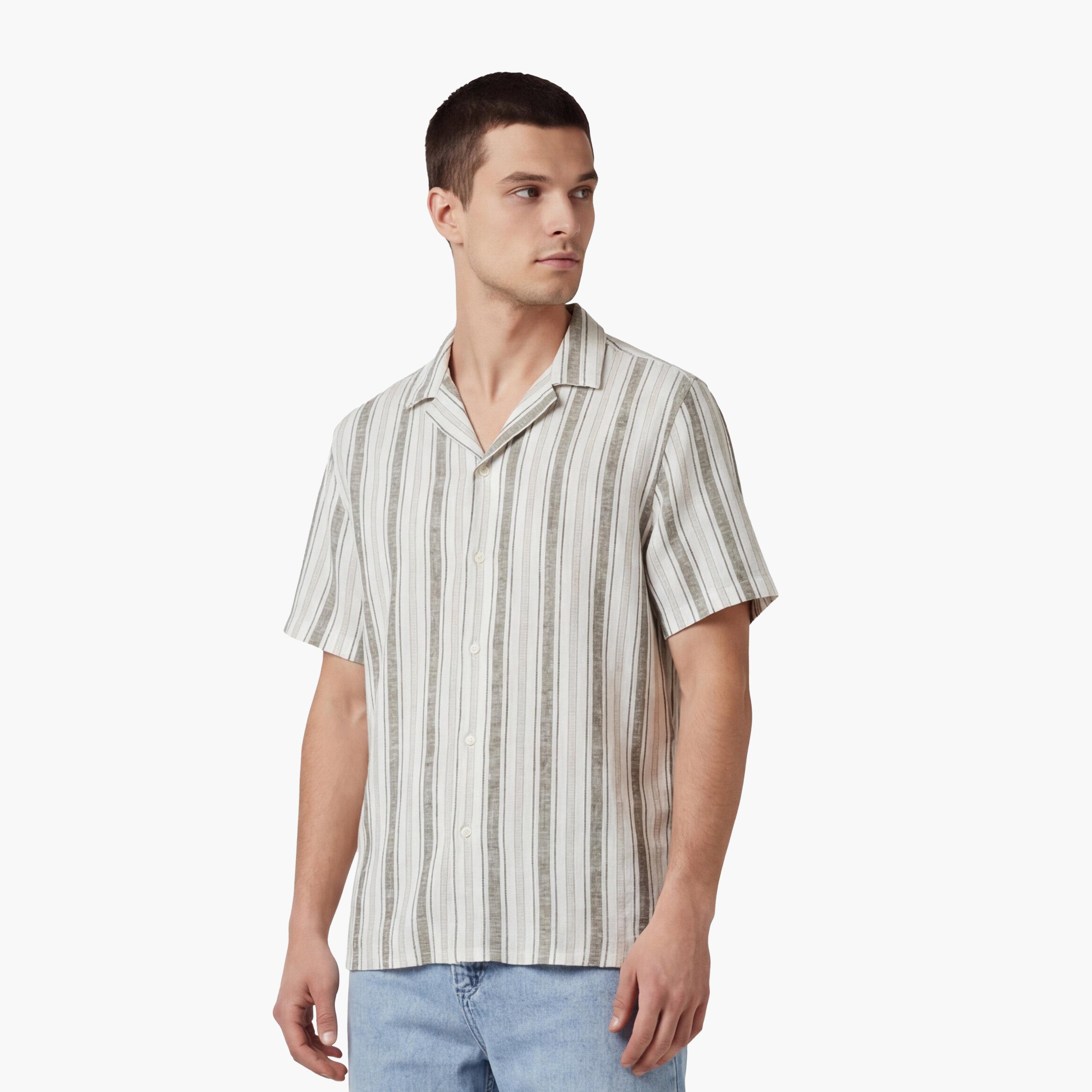 قميص رجالي أكمام قصيرة بقصة "ريجولار فيت" وياقة "ريزورت" وتصميم مخطط من كوتون-men-clothing-shirts-image-1
