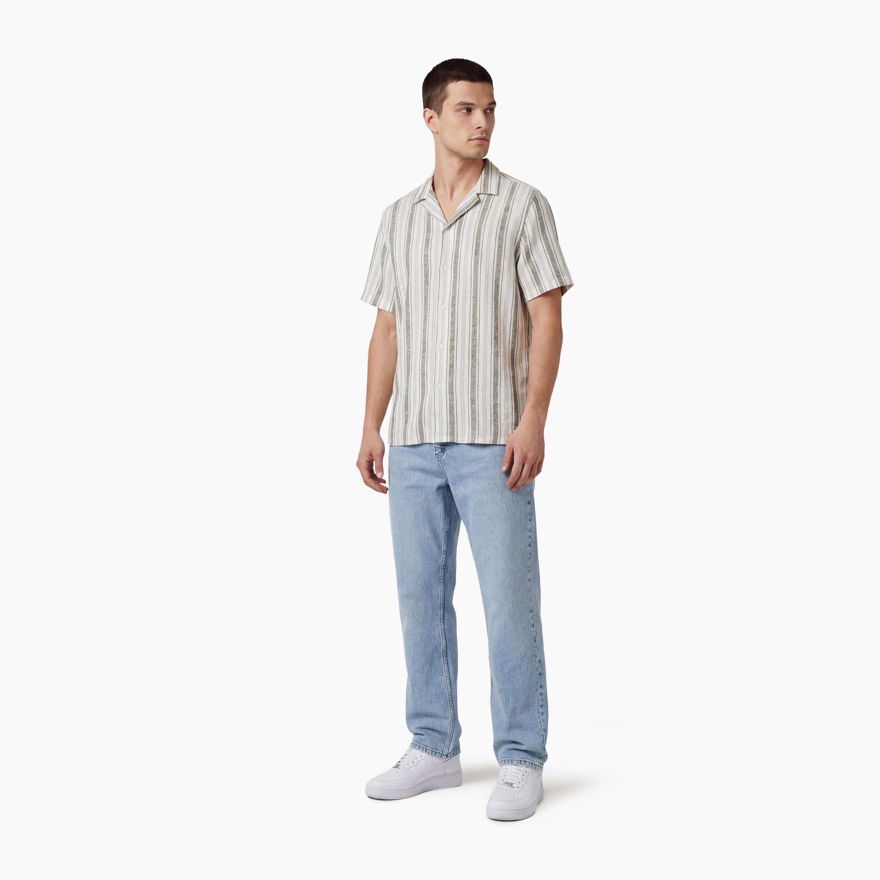 قميص رجالي أكمام قصيرة بقصة "ريجولار فيت" وياقة "ريزورت" وتصميم مخطط من كوتون-men-clothing-shirts-image-2