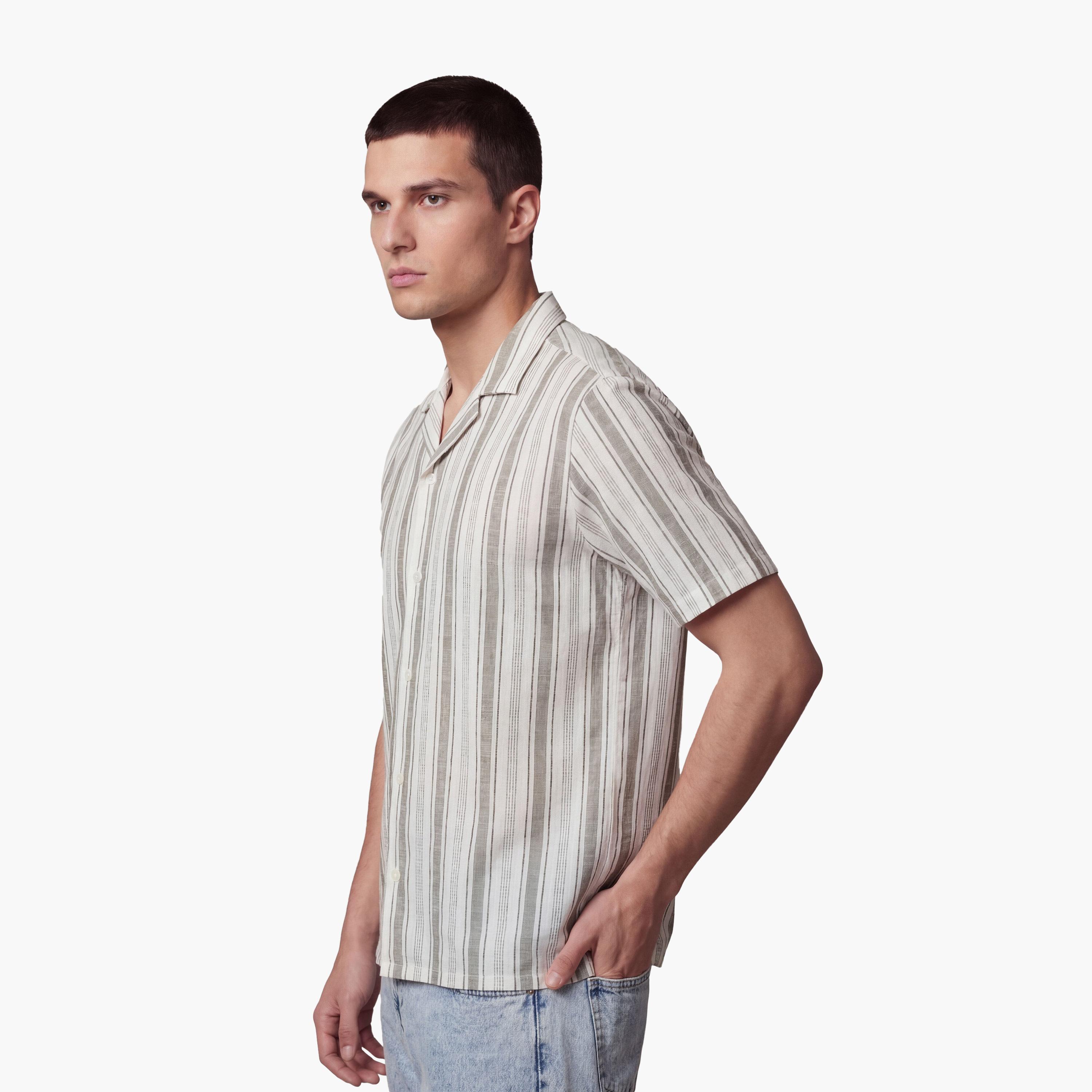 قميص رجالي أكمام قصيرة بقصة "ريجولار فيت" وياقة "ريزورت" وتصميم مخطط من كوتون-men-clothing-shirts-image-3