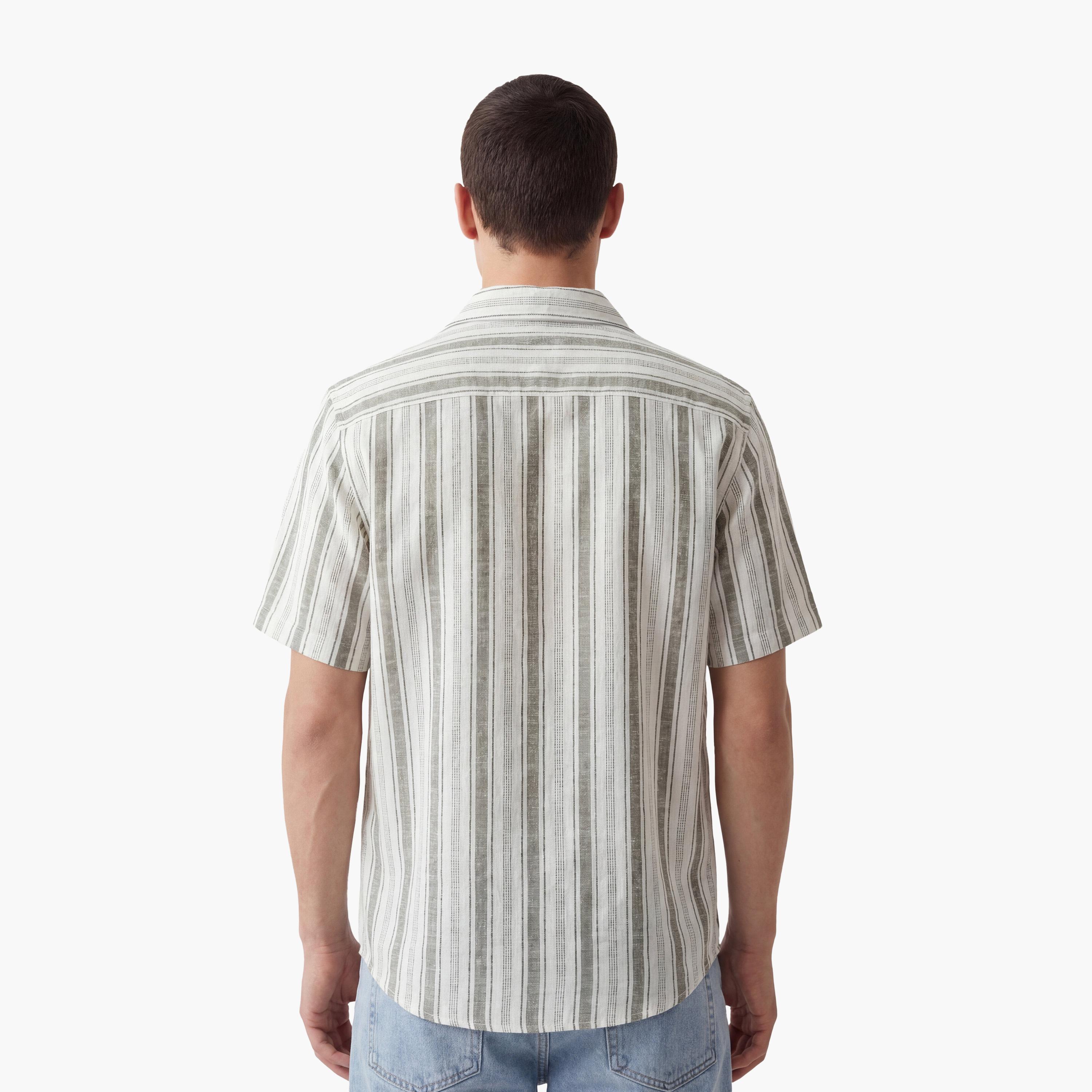 قميص رجالي أكمام قصيرة بقصة "ريجولار فيت" وياقة "ريزورت" وتصميم مخطط من كوتون-men-clothing-shirts-image-4