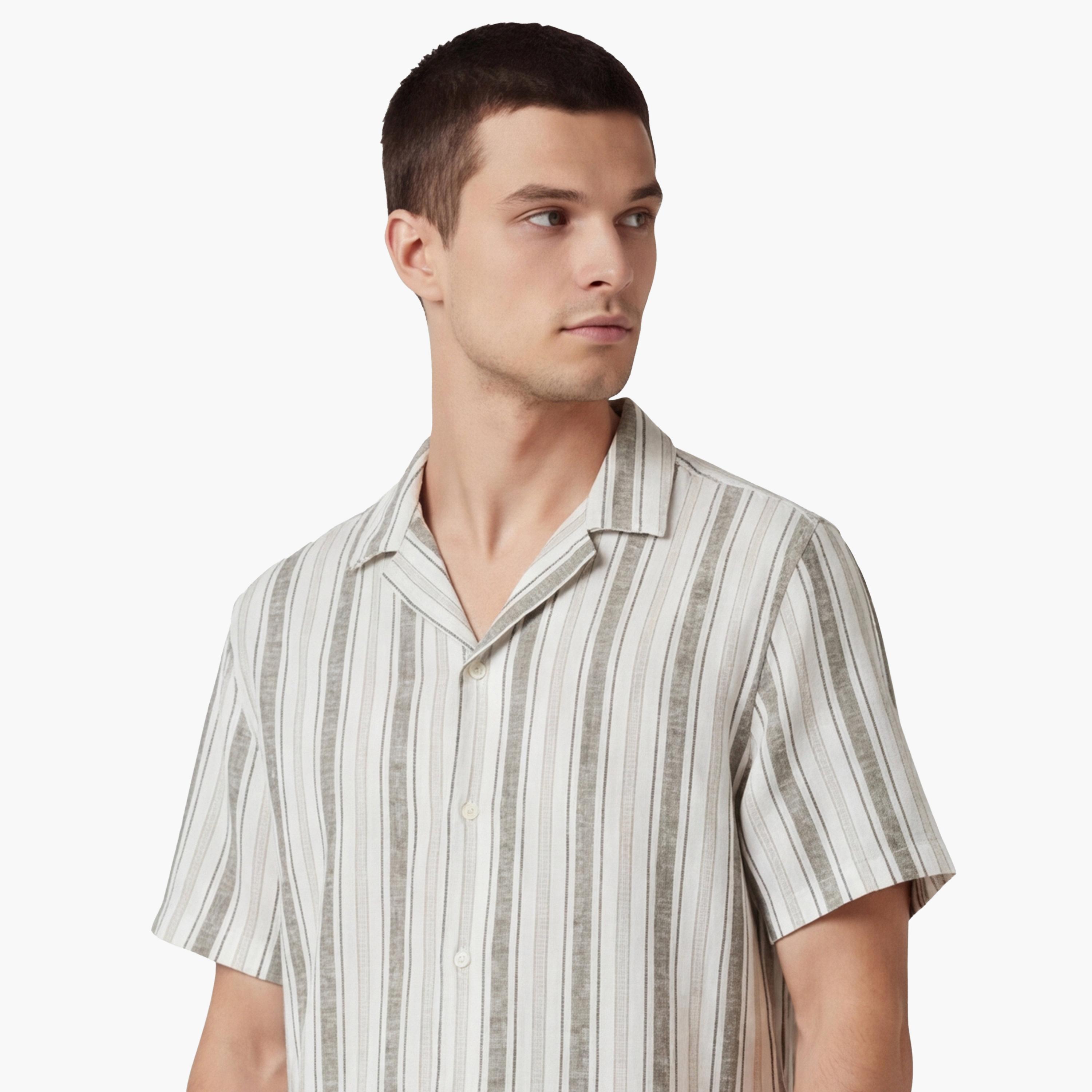 قميص رجالي أكمام قصيرة بقصة "ريجولار فيت" وياقة "ريزورت" وتصميم مخطط من كوتون-men-clothing-shirts-image-5