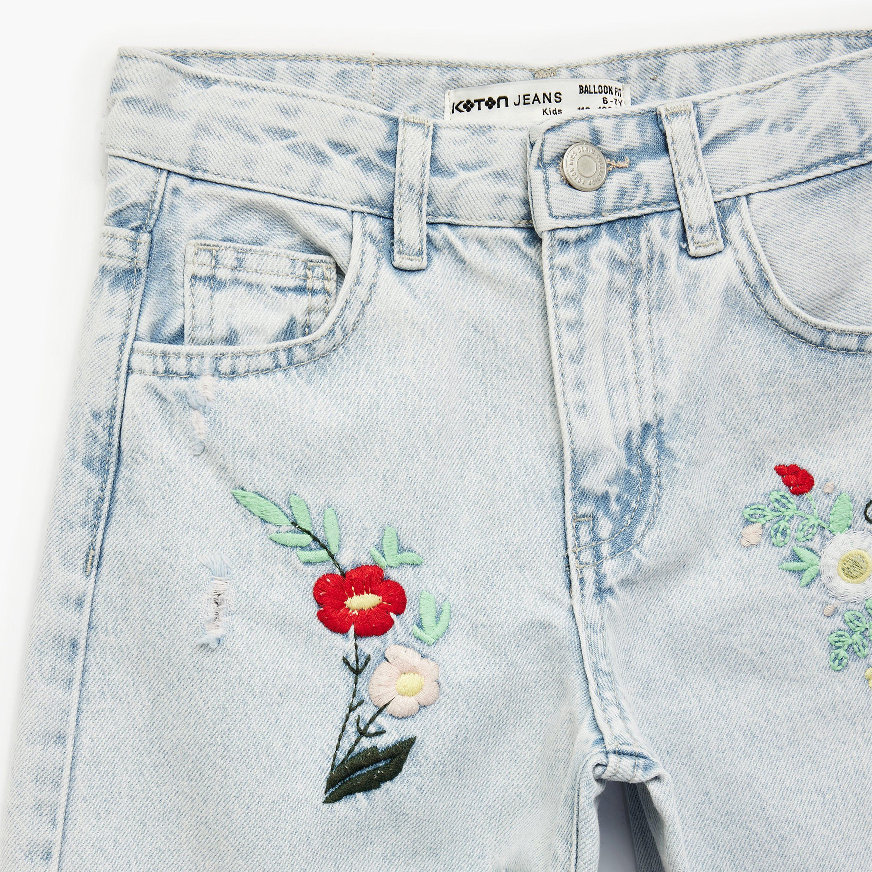 بنطلون جينز بتطريز زهور وقصة "لوس فيت" بطول كامل من كوتون-girls-clothing-bottoms-jeansandjeggings-image-3