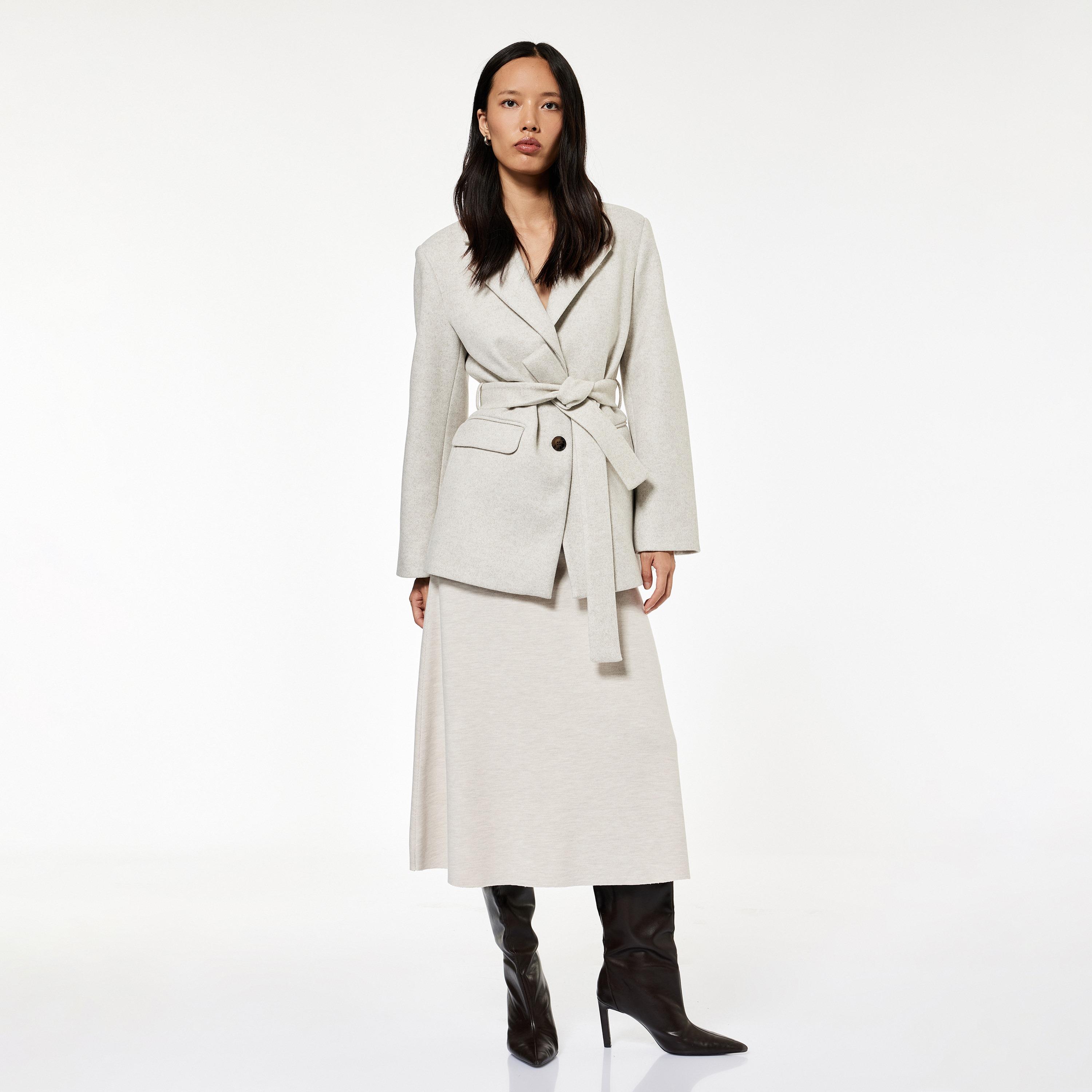 معطف نسائي بصف أزرار واحد وياقة طية صدر بلون رمادي من كوتون-women-clothing-coatsandjackets-coats-image-2