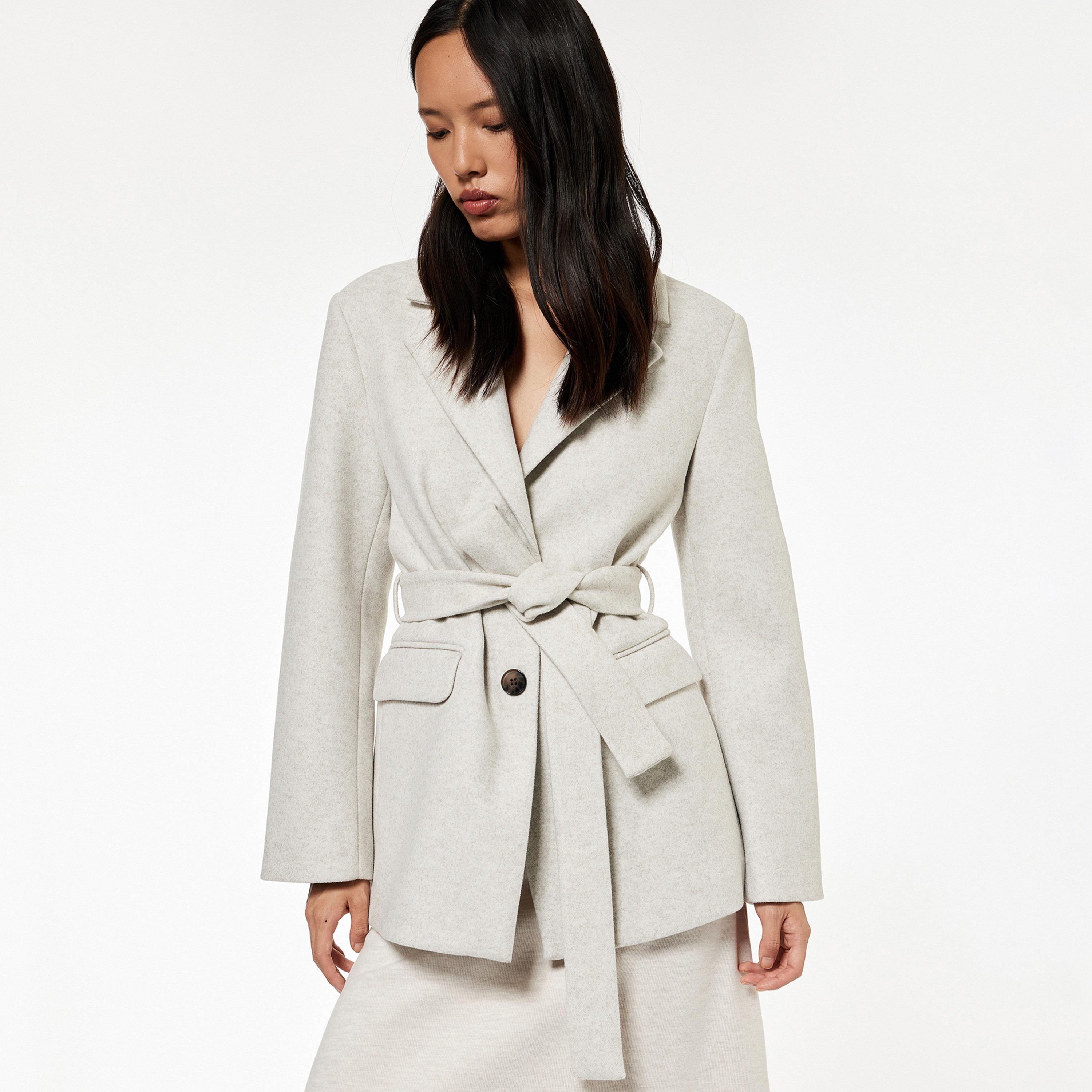 معطف نسائي بصف أزرار واحد وياقة طية صدر بلون رمادي من كوتون-women-clothing-coatsandjackets-coats-image-3