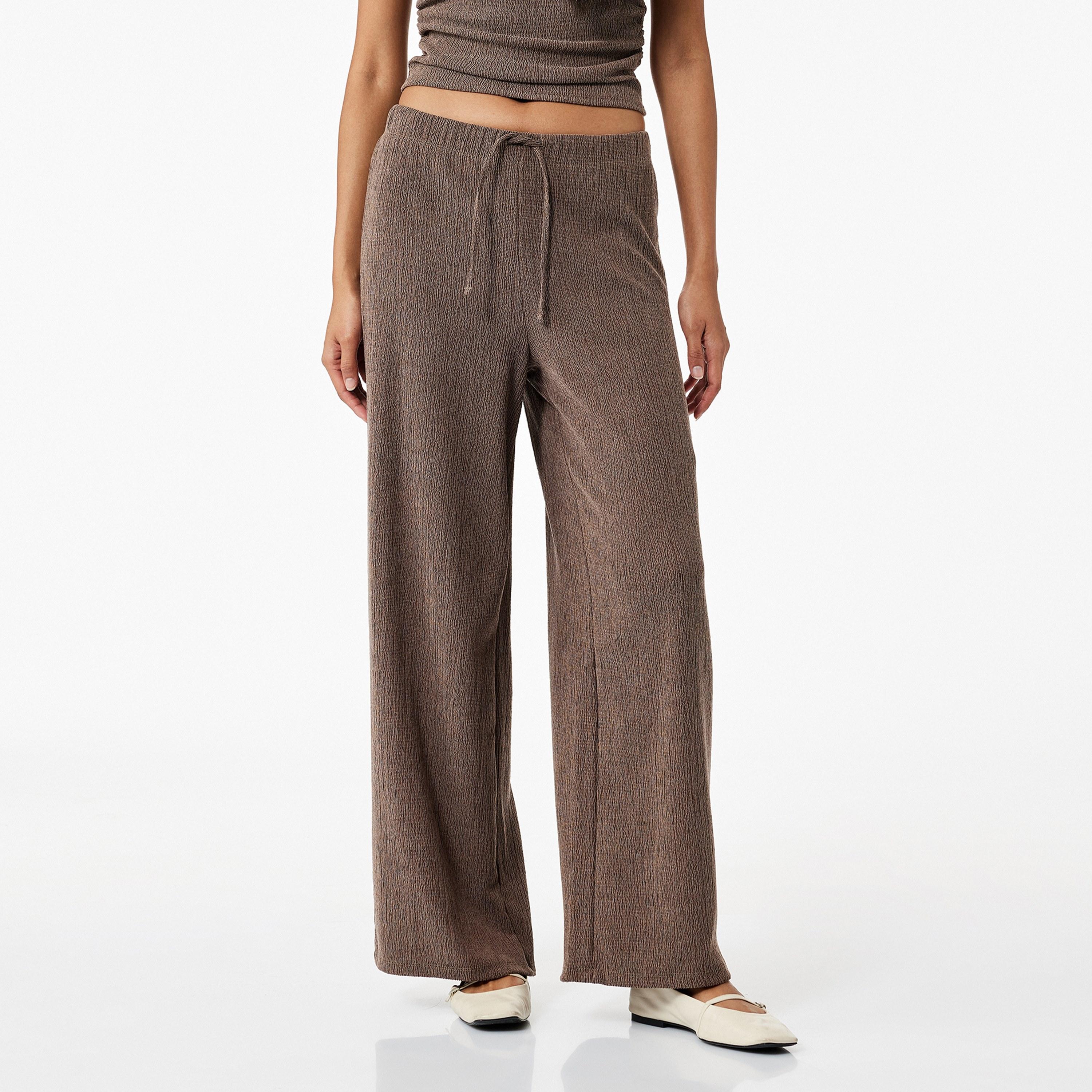 بنطال نسائي بمظهر مجعد وقصة أرجل واسعة وخصر برباط بلون بني من كوتون-women-clothing-bottoms-trousers-image-1