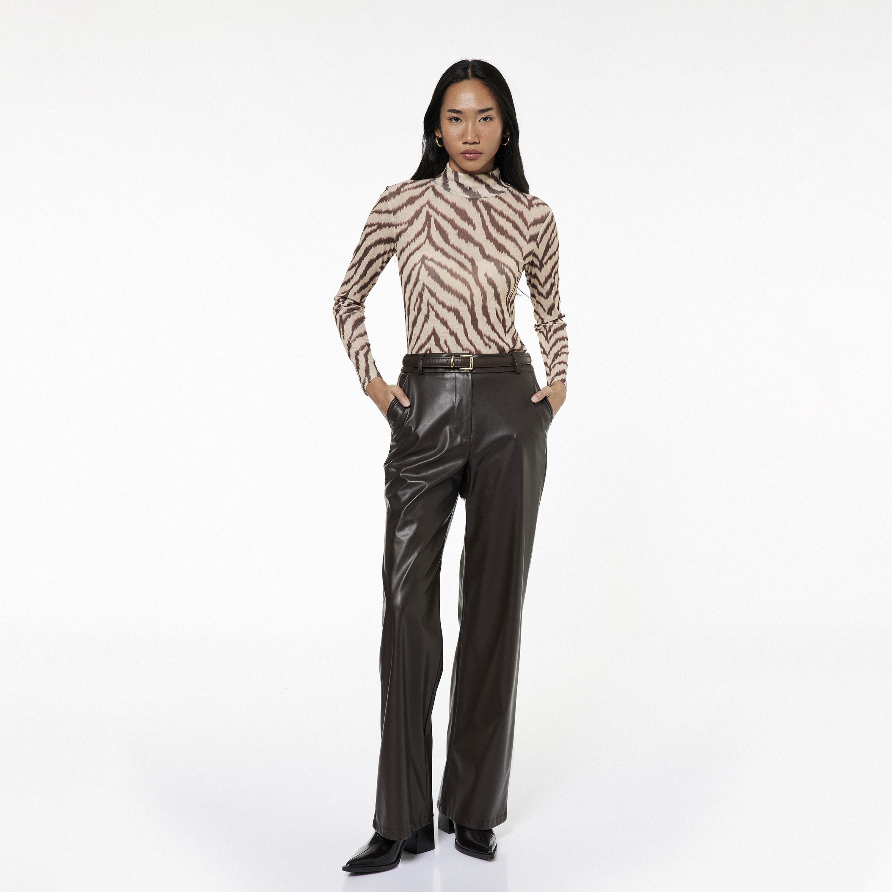 تيشيرت نسائي بياقة عالية وطبعة حمار وحشي بلون بيج من كوتون-women-clothing-tshirts-image-2