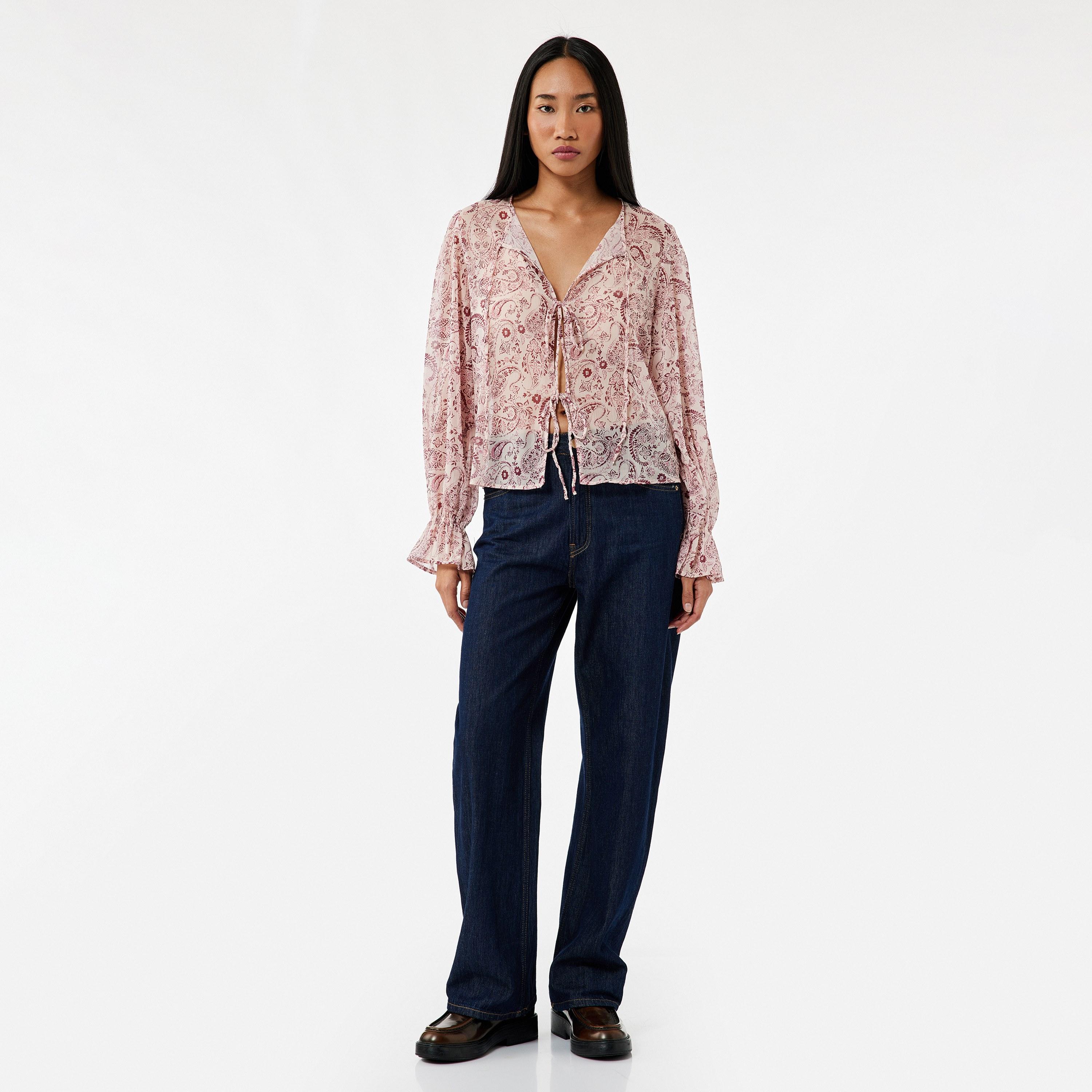 بلوزة نسائية بنقشة البيزلي الوردية مع رباط عنق من كوتون-women-clothing-shirtsandblouses-blouses-image-2