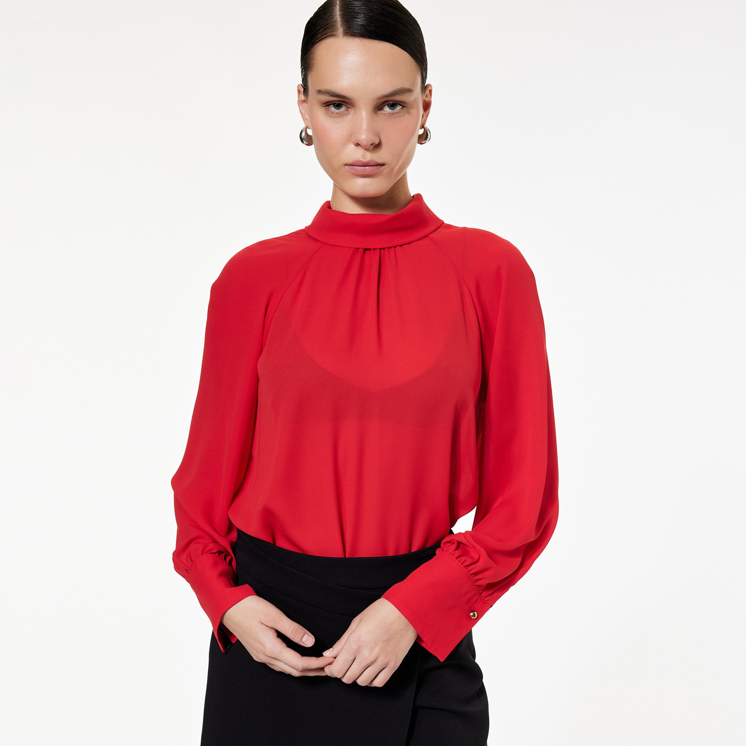 بلوزة نسائية بلون أحمر وياقة عالية وأكمام بأساور من كوتون-women-clothing-shirtsandblouses-blouses-image-3
