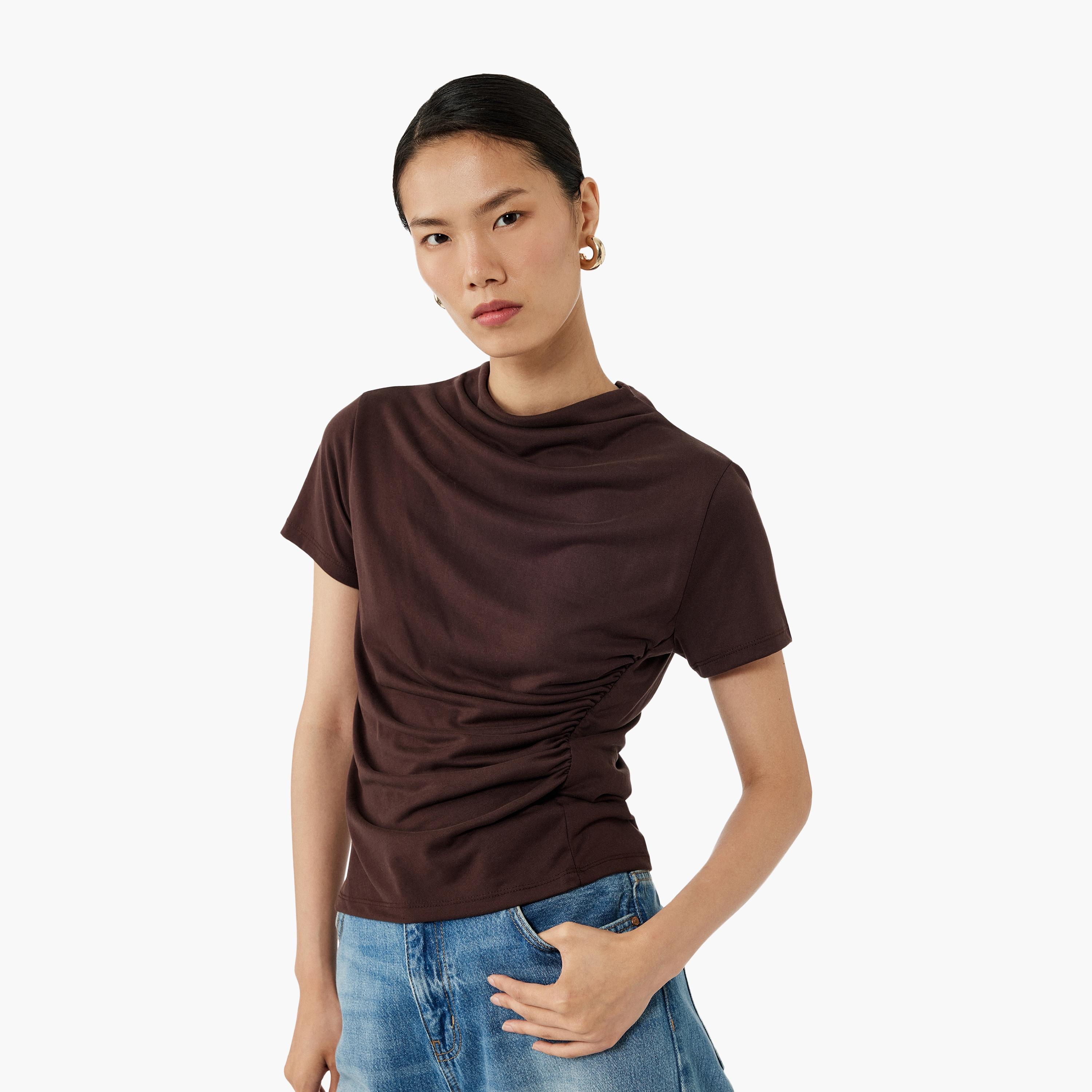 بلوزة نسائية بنية اللون برقبة دائرية مكشكشة من كوتون-women-clothing-shirtsandblouses-blouses-image-1