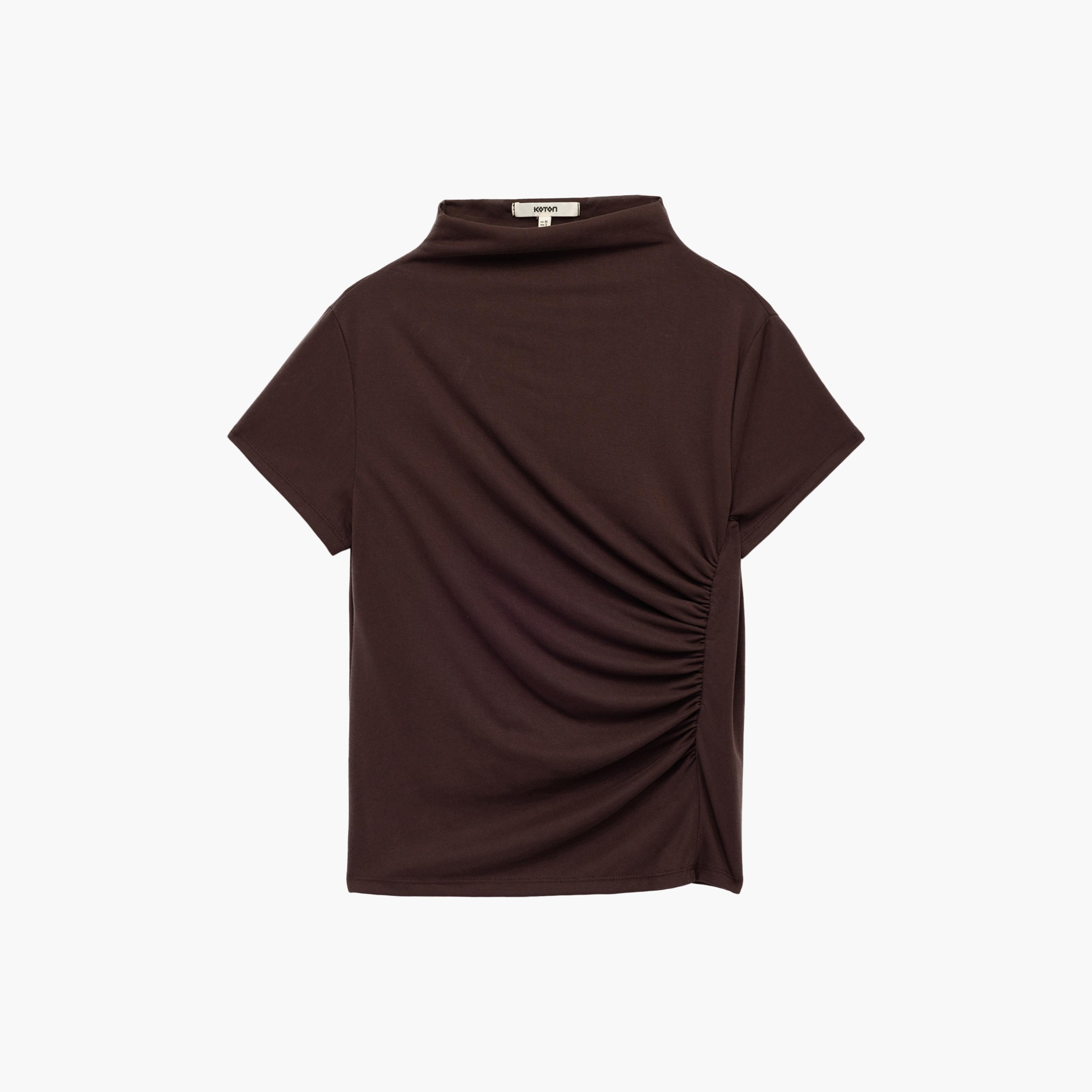 بلوزة نسائية بنية اللون برقبة دائرية مكشكشة من كوتون-women-clothing-shirtsandblouses-blouses-image-3