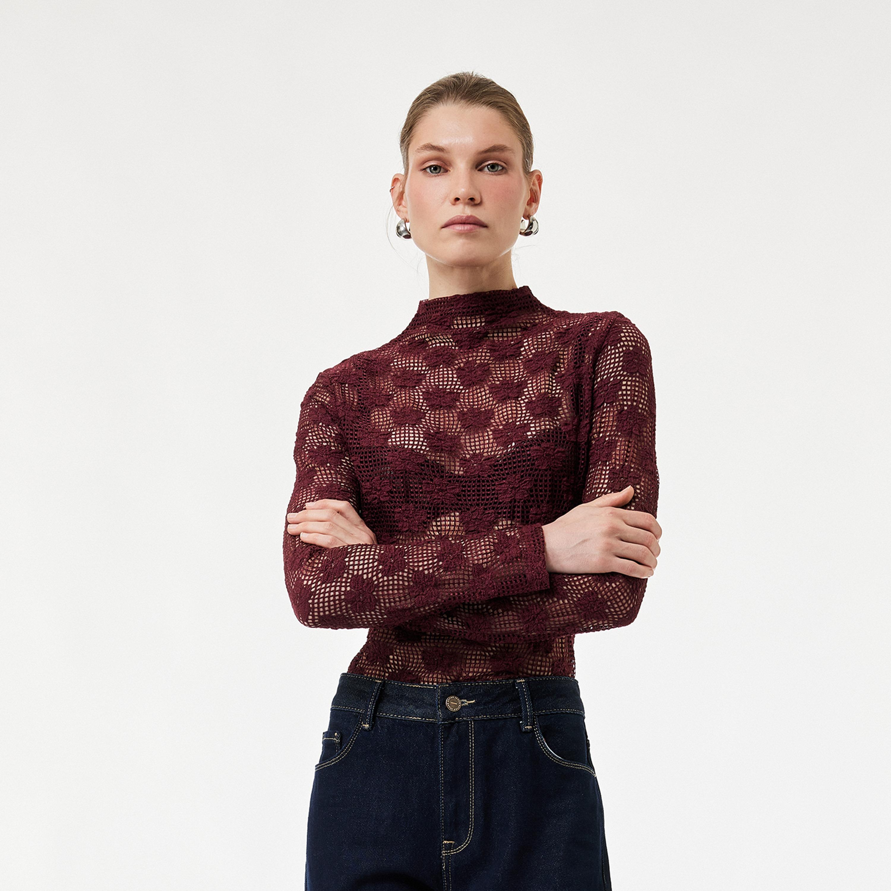 بلوزة نسائي بياقة عالية وطبعة زهور باللون البورجندي من كوتون-women-clothing-shirtsandblouses-blouses-image-1