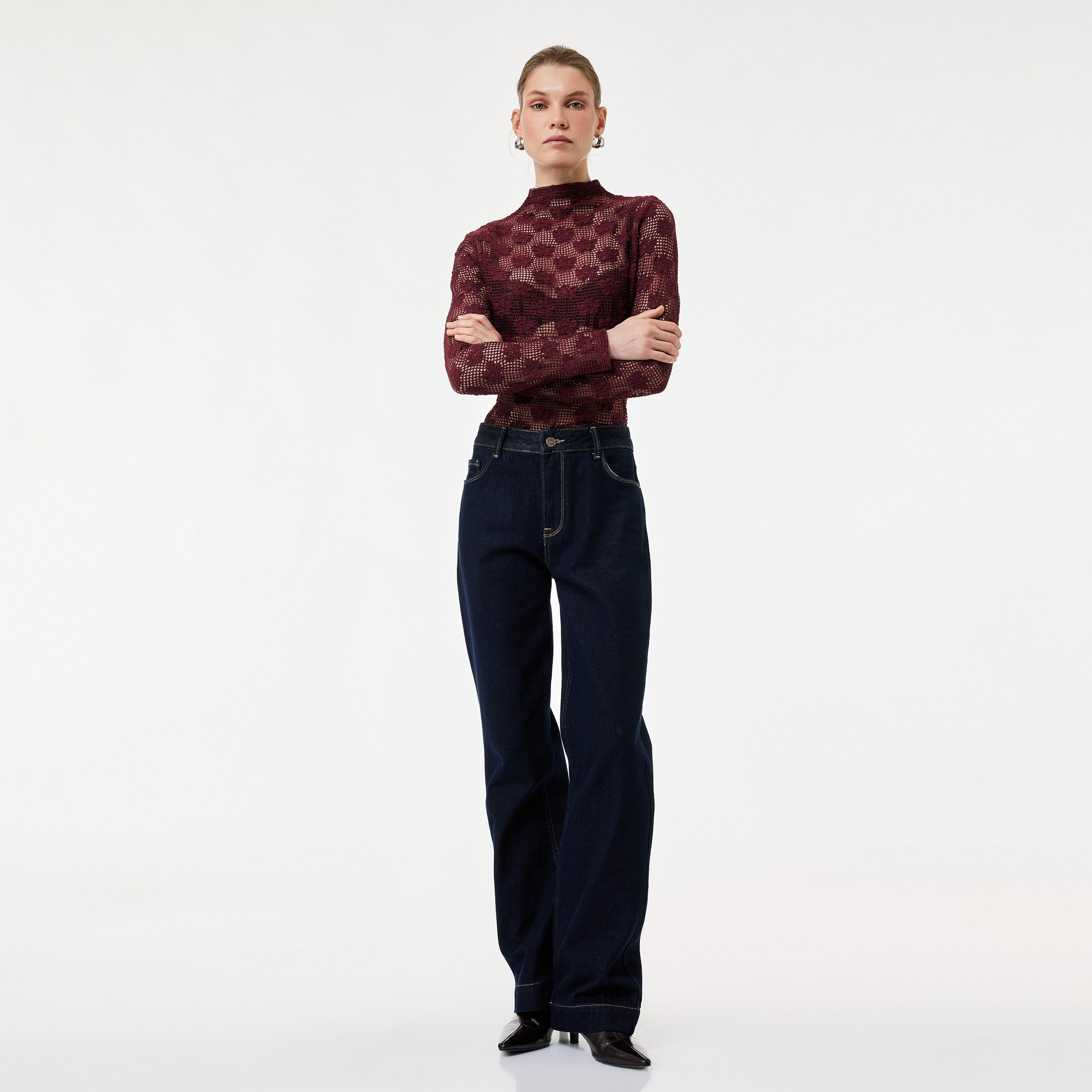 بلوزة نسائي بياقة عالية وطبعة زهور باللون البورجندي من كوتون-women-clothing-shirtsandblouses-blouses-image-2