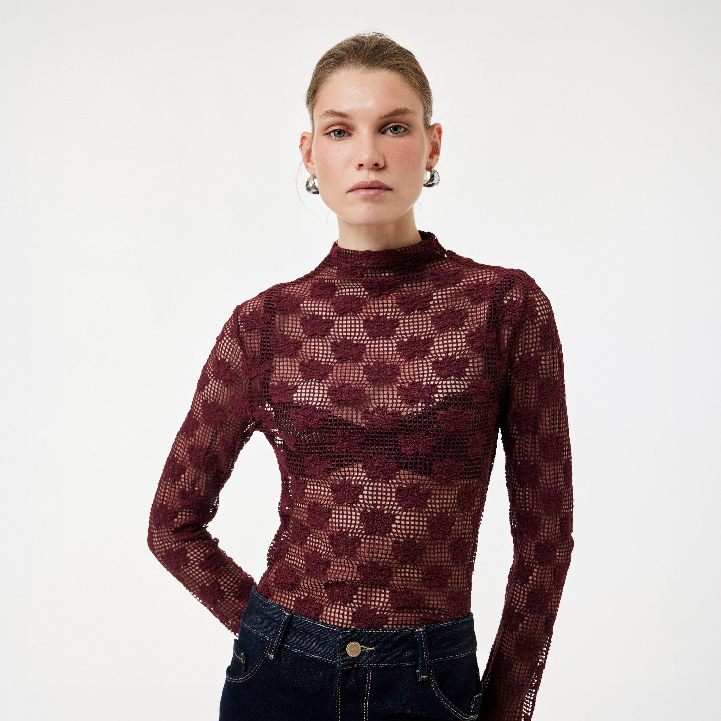 بلوزة نسائي بياقة عالية وطبعة زهور باللون البورجندي من كوتون-women-clothing-shirtsandblouses-blouses-image-3