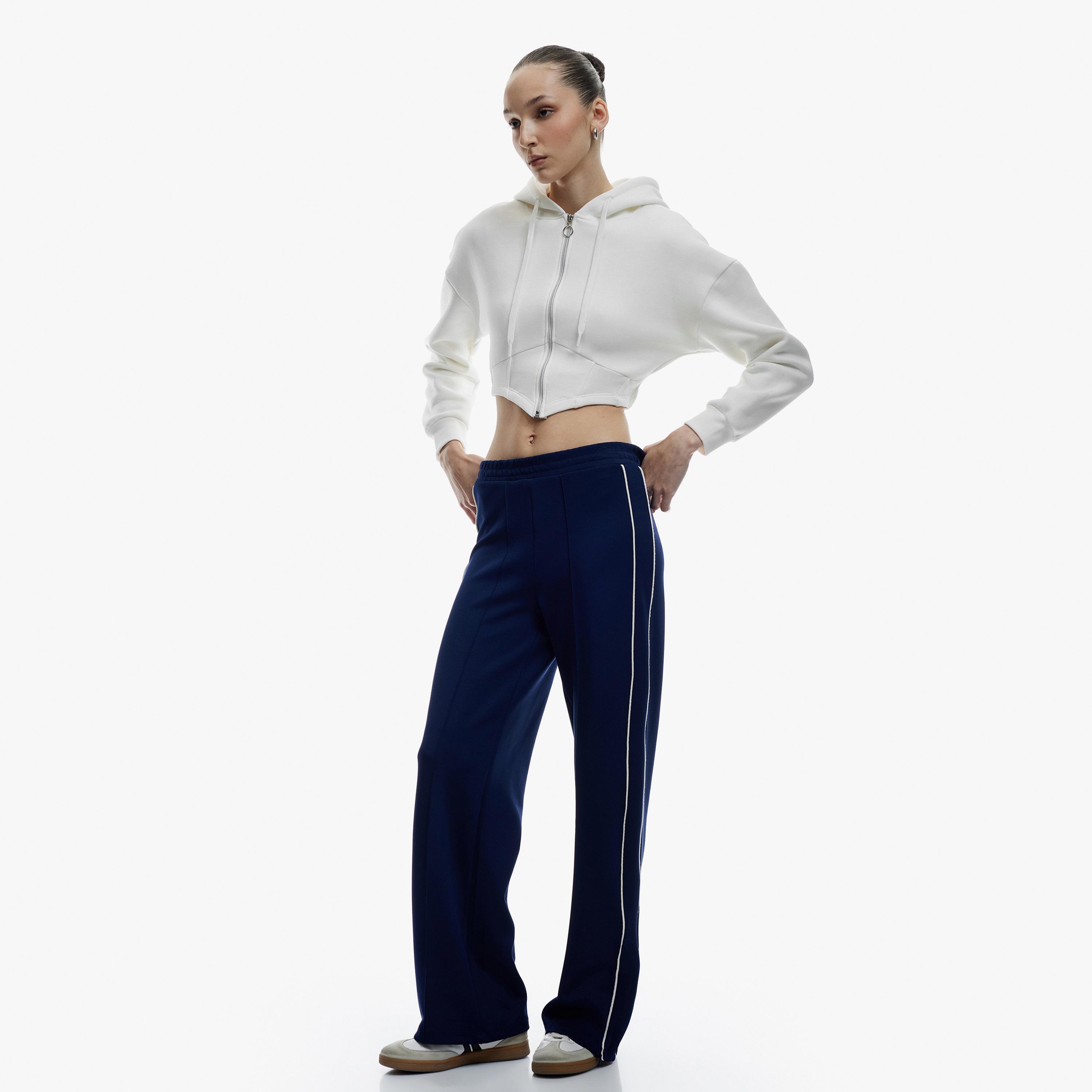 هودي كروپ نسائي بياقة هودي وأكمام منسدلة بلون أبيض من كوتون-women-clothing-hoodiesandsweatshirts-hoodies-image-2