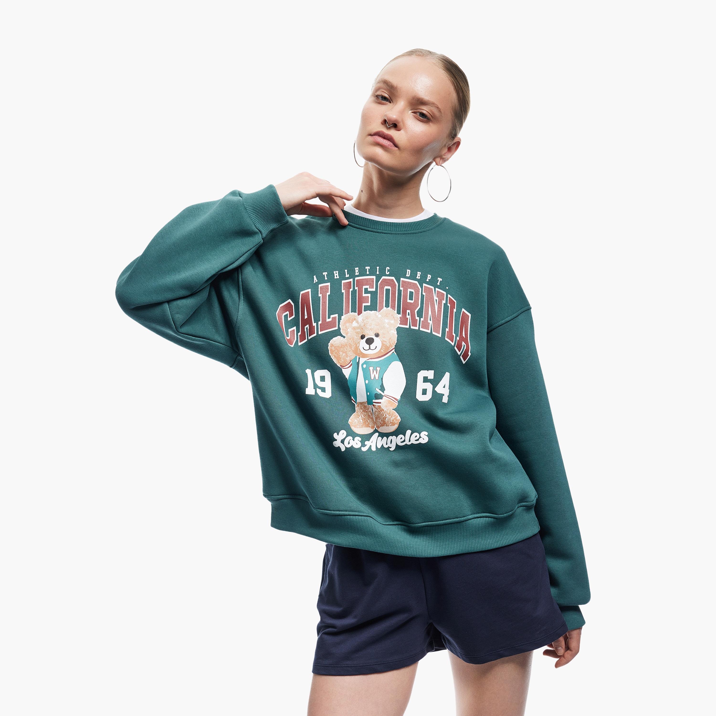 سويت شيرت نسائي بأكمام منسدلة وطبعة دب تيدي باللون الأخضر من كوتون-women-clothing-hoodiesandsweatshirts-sweatshirts-image-1
