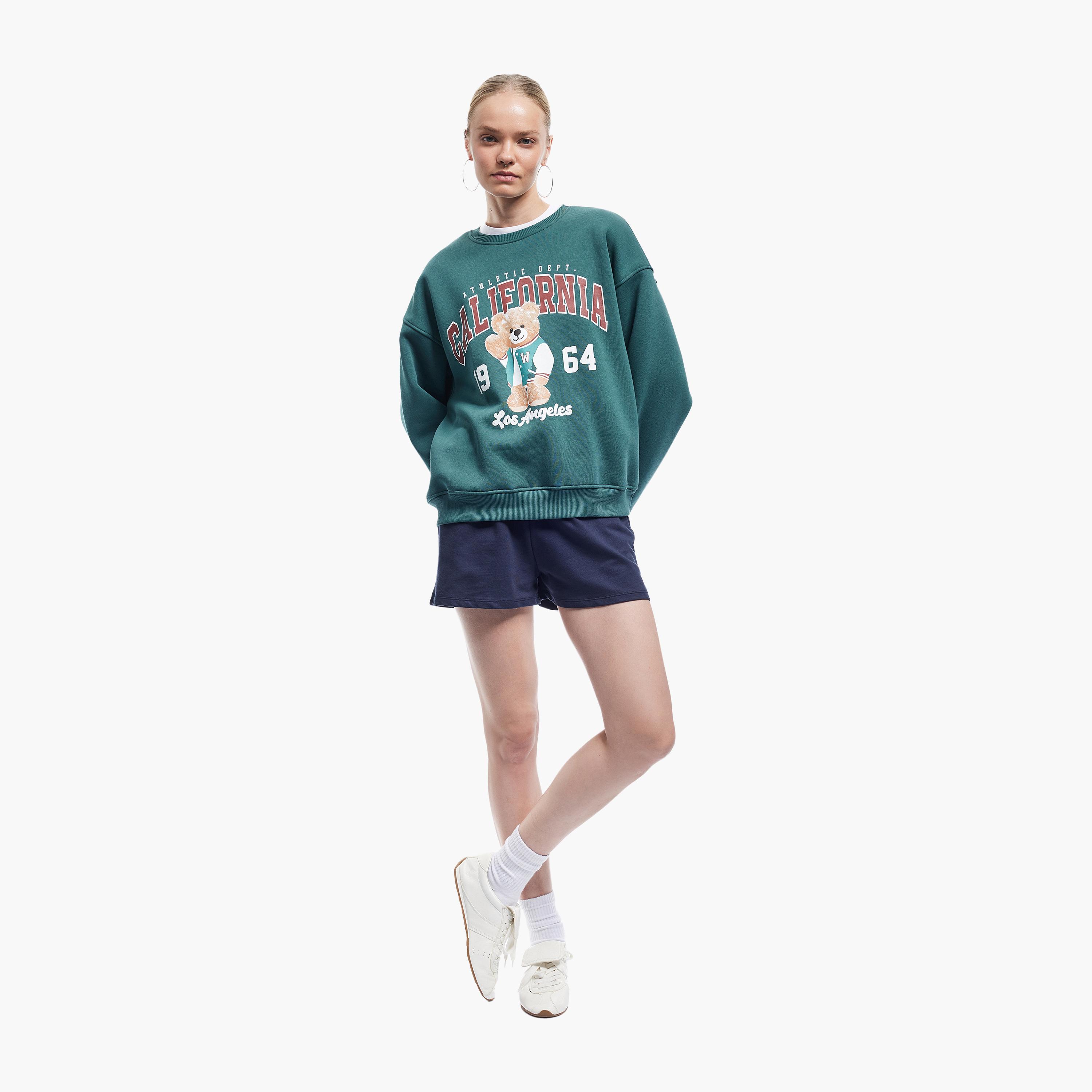 سويت شيرت نسائي بأكمام منسدلة وطبعة دب تيدي باللون الأخضر من كوتون-women-clothing-hoodiesandsweatshirts-sweatshirts-image-2
