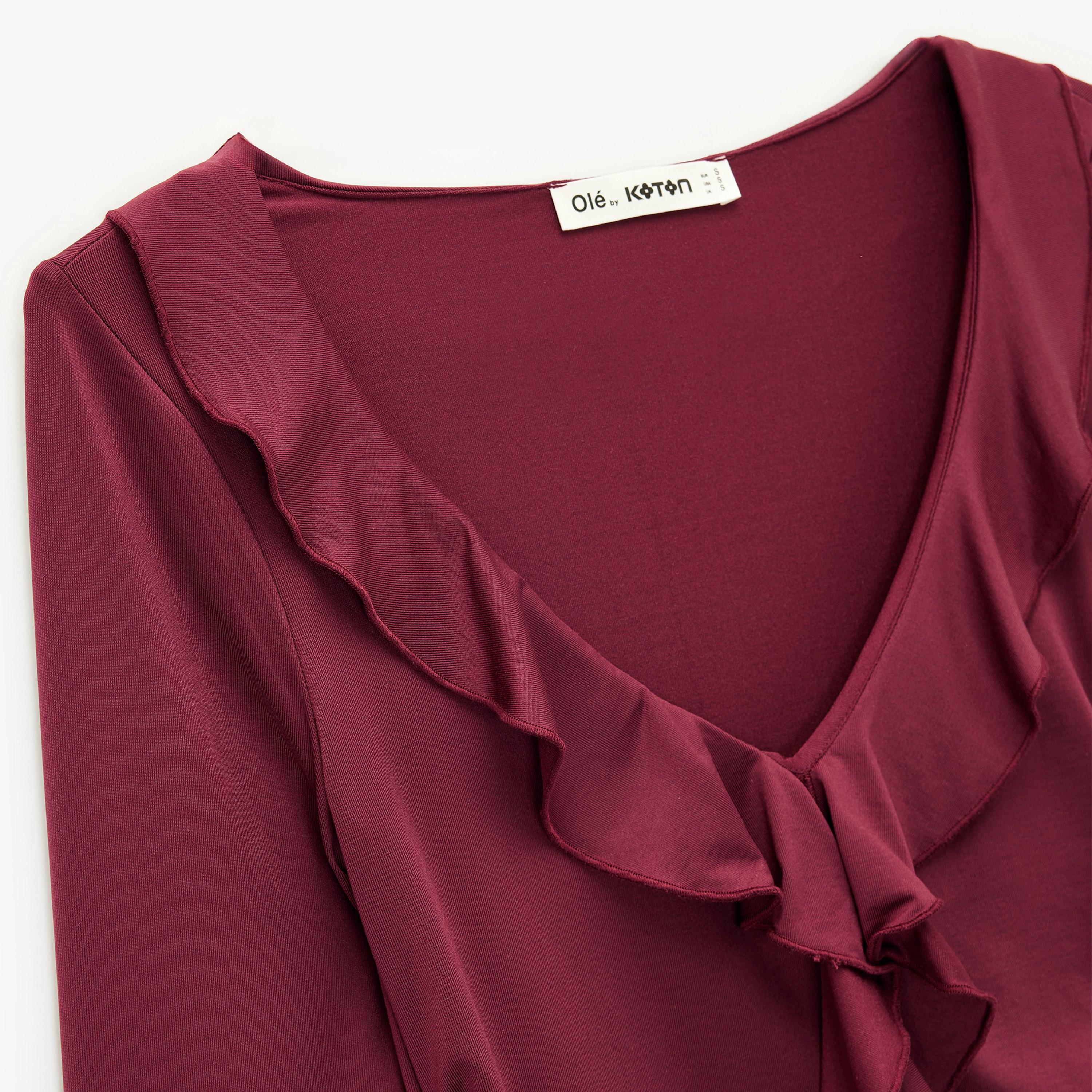 بلوزة نسائية مكشكشة بلون بورغندي من كوتون-women-clothing-shirtsandblouses-blouses-image-4