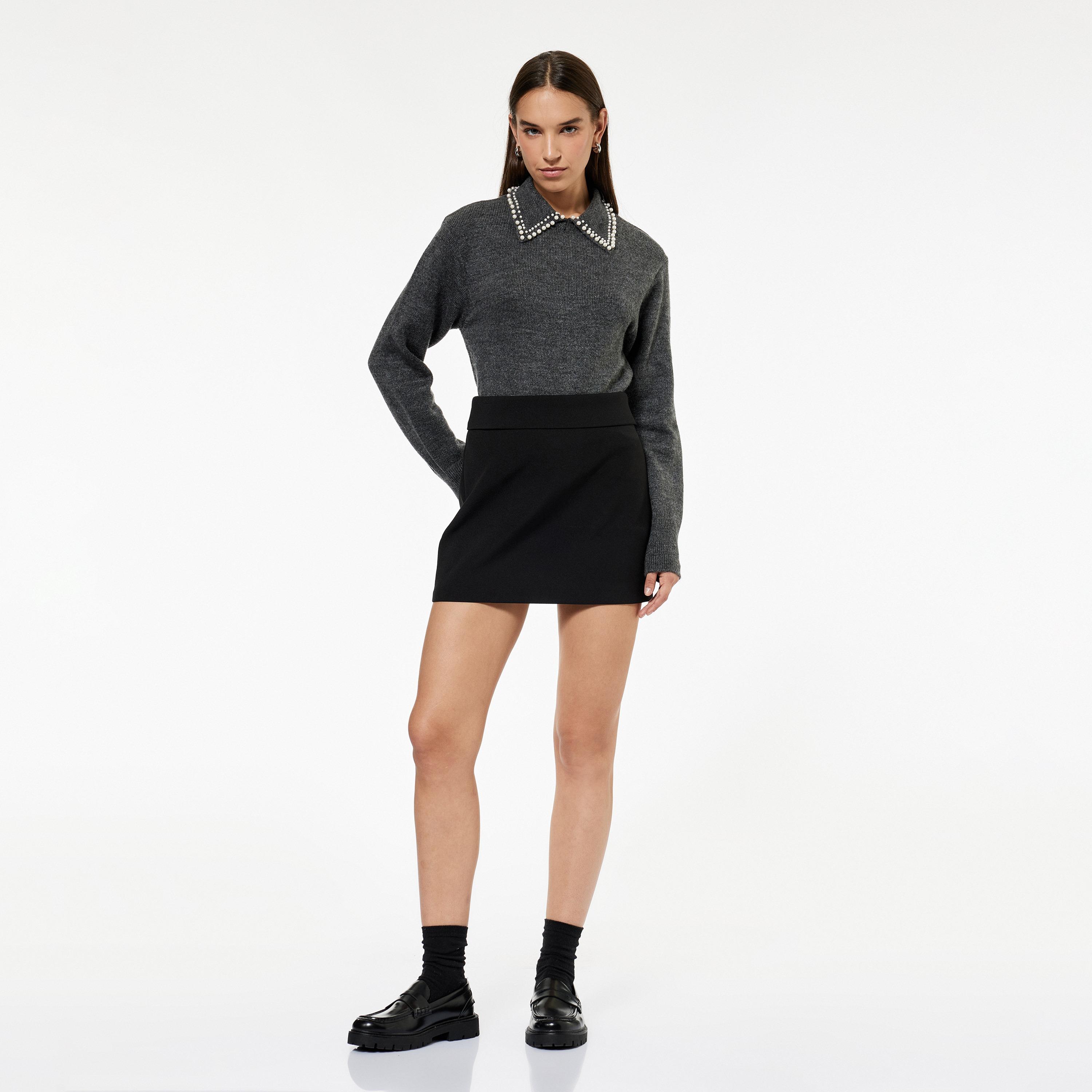 سويت شيرت نسائي مزين بياقة قميص بلون رمادي فحمى ميلانج من كوتون-women-clothing-hoodiesandsweatshirts-sweatshirts-image-2