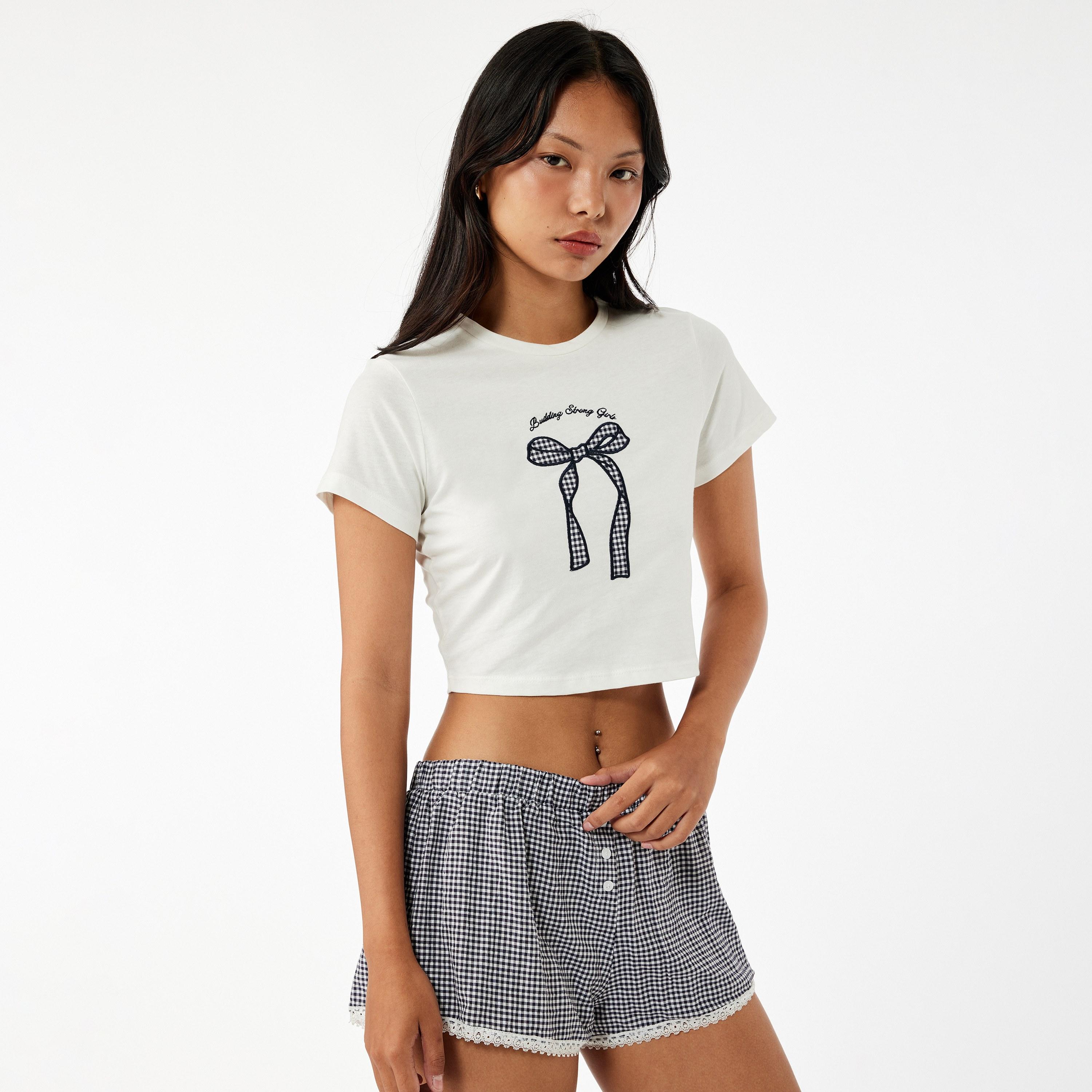 توب نسائي بياقة مستديرة وأكمام قصيرة مطرز برسمة فيونكة من كوتون-women-clothing-nightwear-pyjamas-tops-image-1